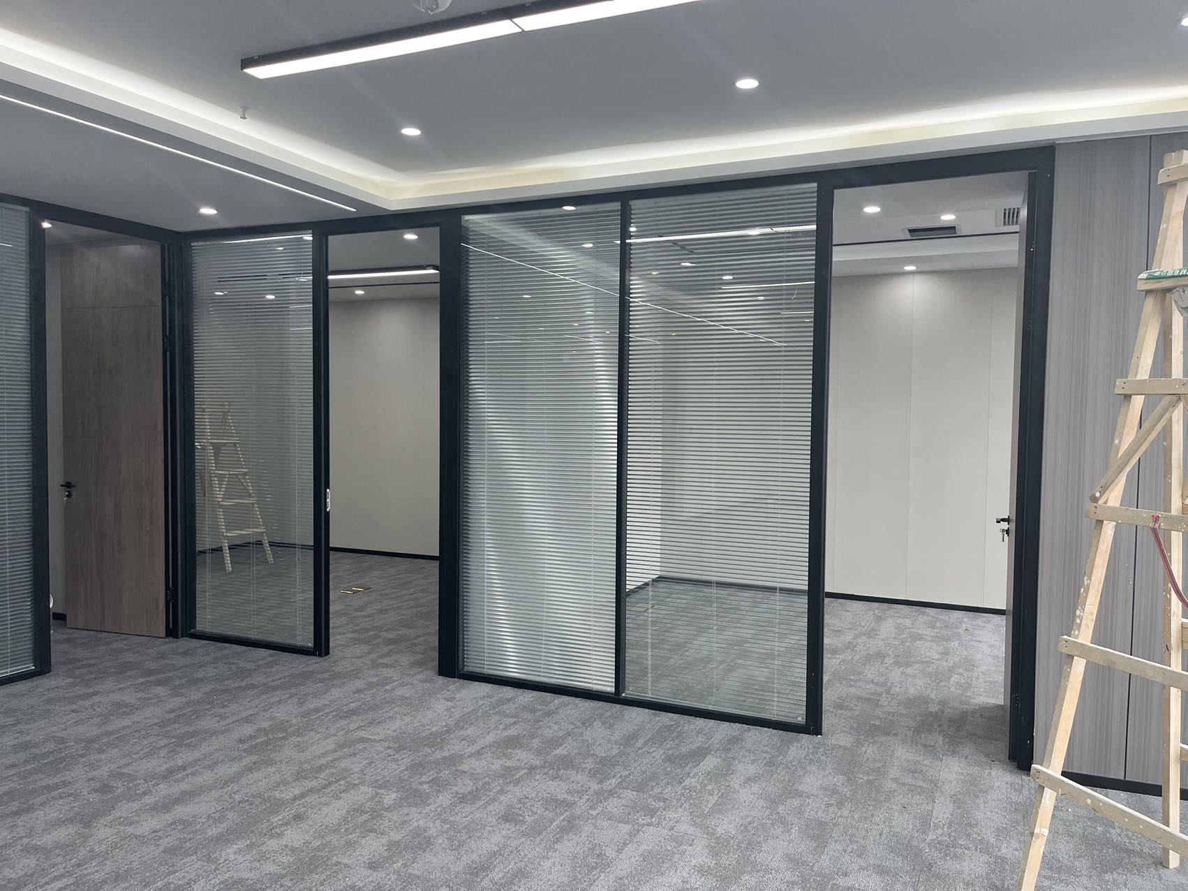 成华区东郊记忆超甲楼盘 295平方 4隔间32工位 24小时空调 电梯口 户型方正 万科大厦办公室出租