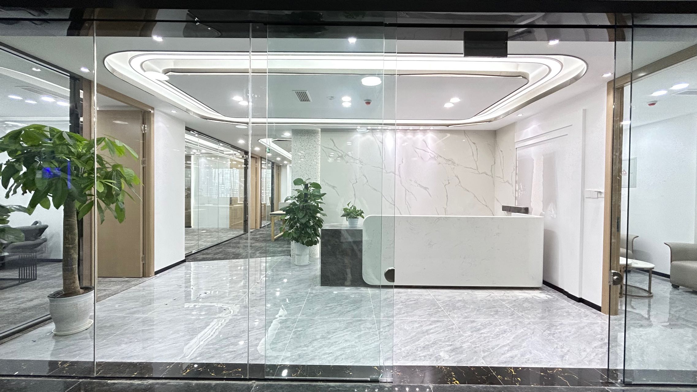 高新区环球中心办公室 按套出租 6隔间18工位 北区朝外 视野开阔 报价含物业费 精装带家具