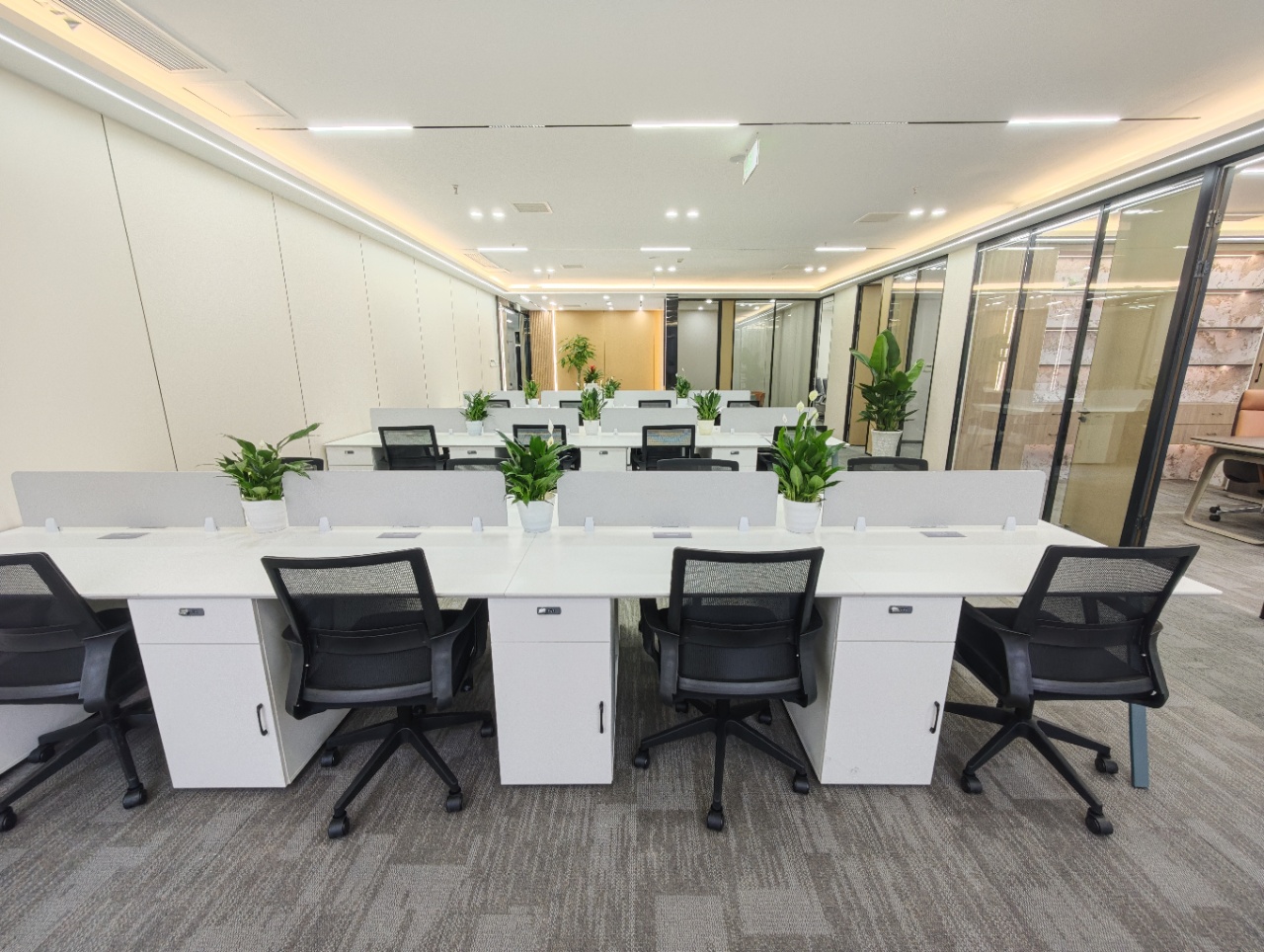 青羊区青羊宫地铁口 235.85平方 4隔间24工位 双面采光 整层打造 户型方正 西南朝向 浣花香大厦办公室出租