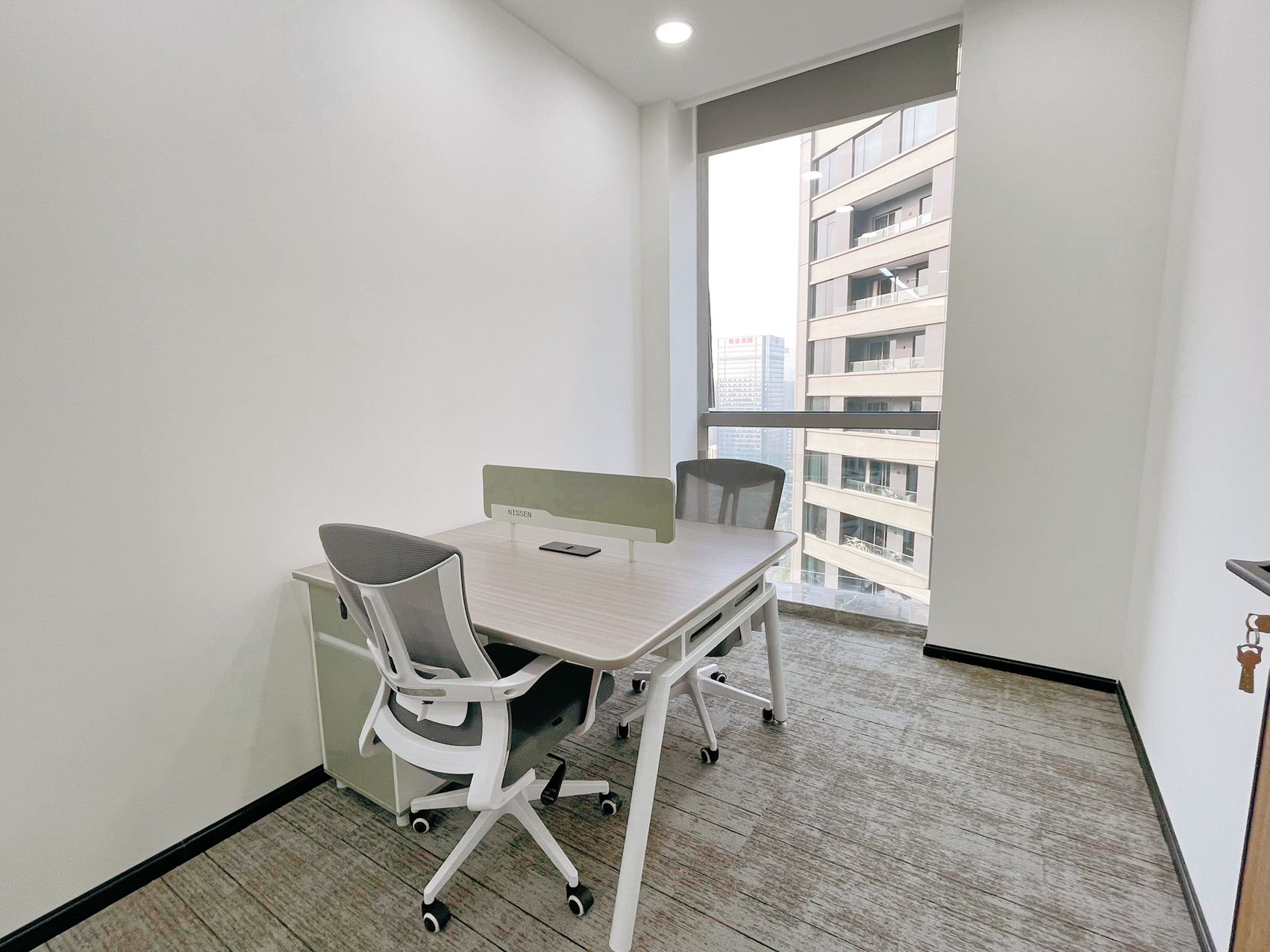 金融城优质电梯口小面积 按套出租 3隔间12工位带前台 含物业费 24小时空调 誉峰国际办公室出租