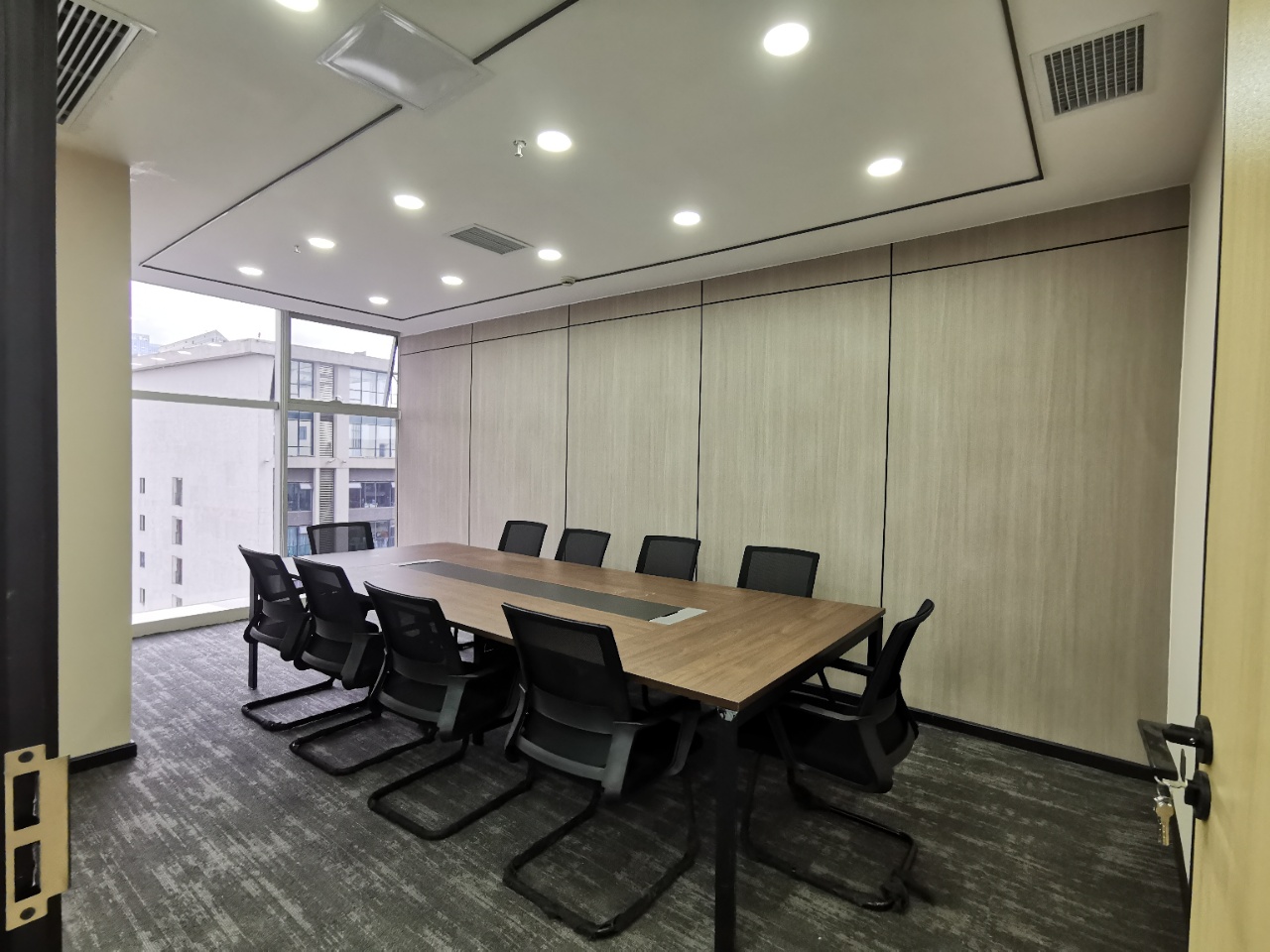 香年广场整层精装艺术风格户型方正边套高楼层精装办公室，6隔间24工位。