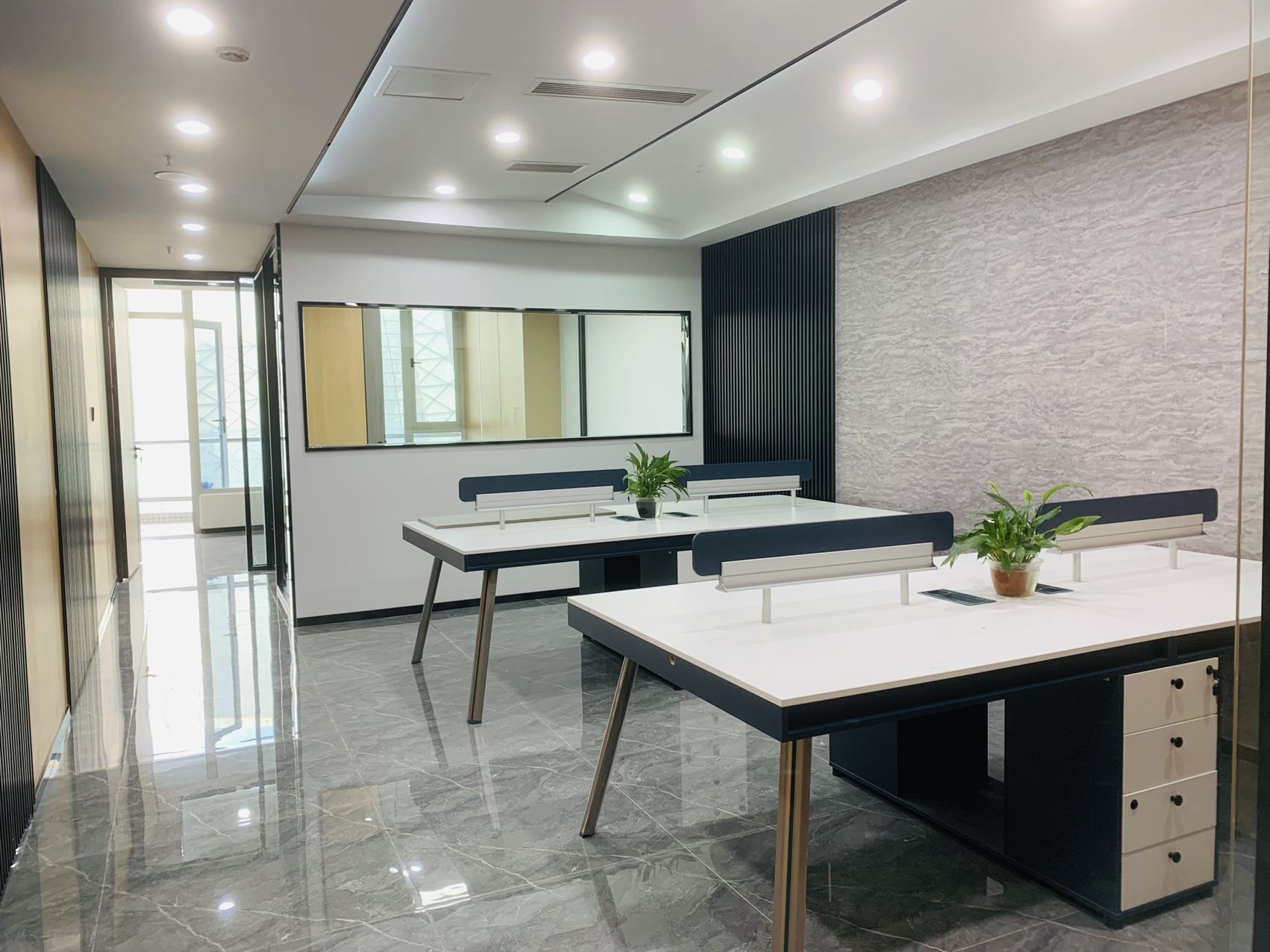 高新区新世纪环球中心80平小面积办公室精装带家具 含物业