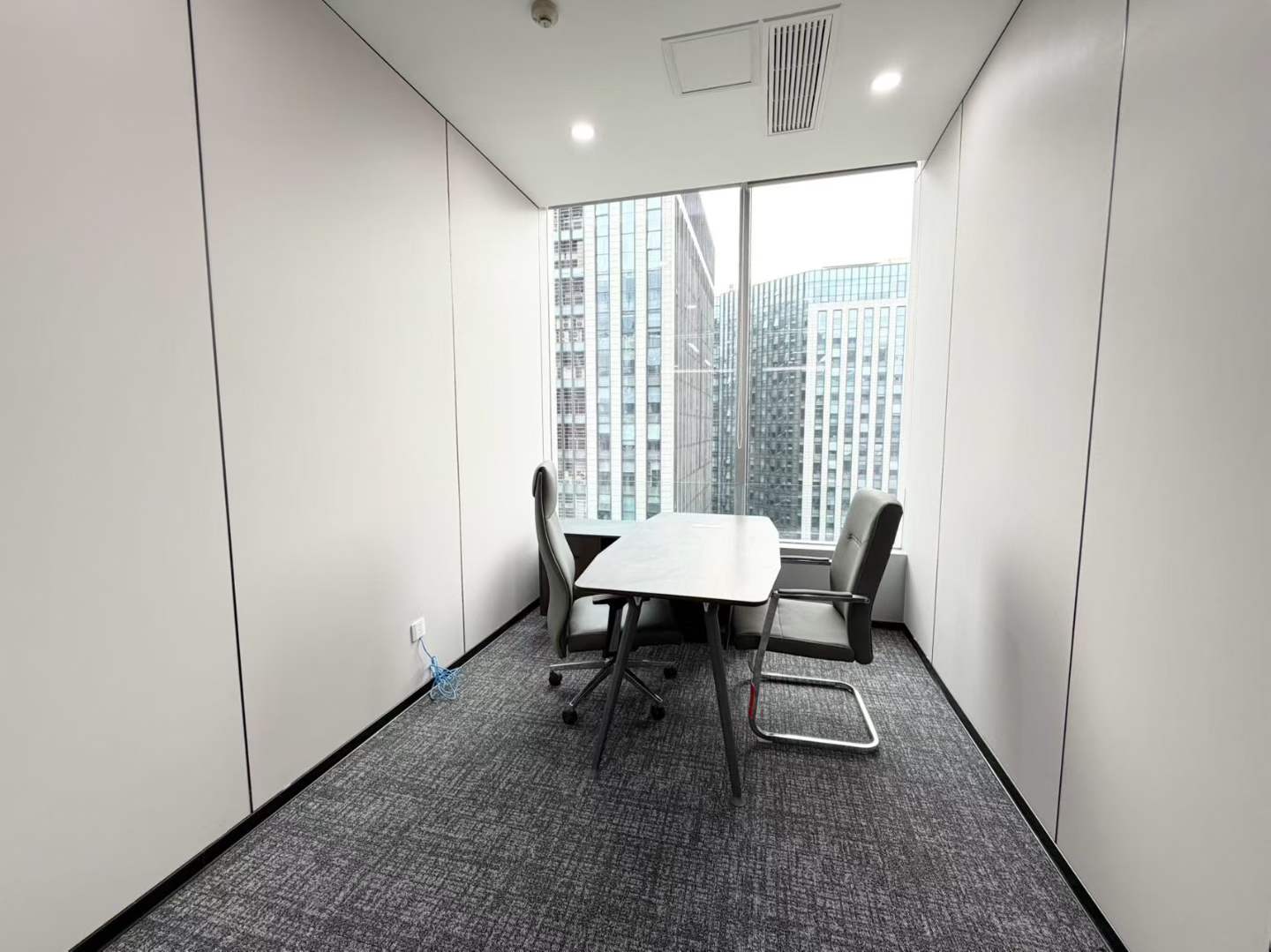 金融城甲写近地铁 214平方 4隔间20工位 3隔间靠窗 带前台 大玻璃窗 精装带家具 中航国际广场办公室出租