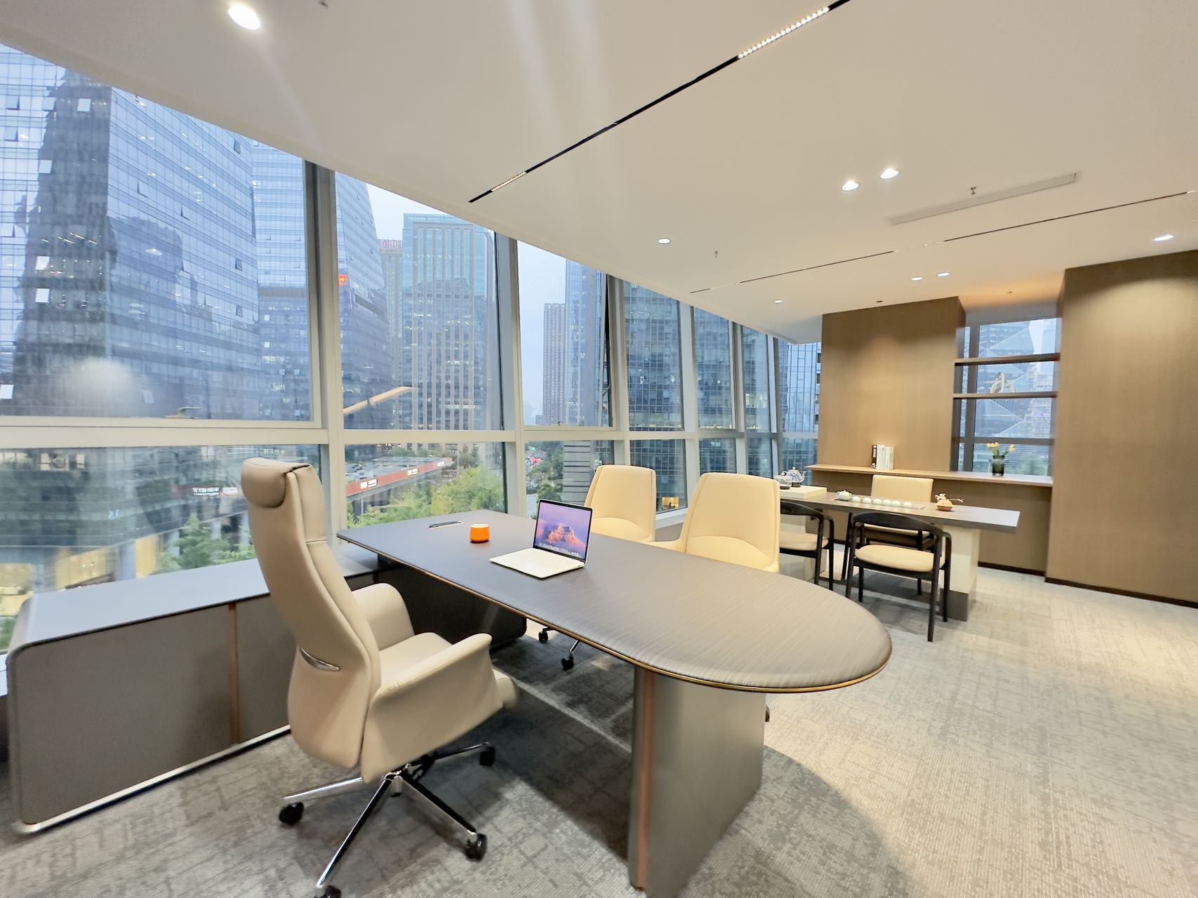 天府三街甲级写字楼 品质艺术装修 364平 5隔间40工位三面采光 3.5w含物业 价格可谈 希顿国际办公室出租