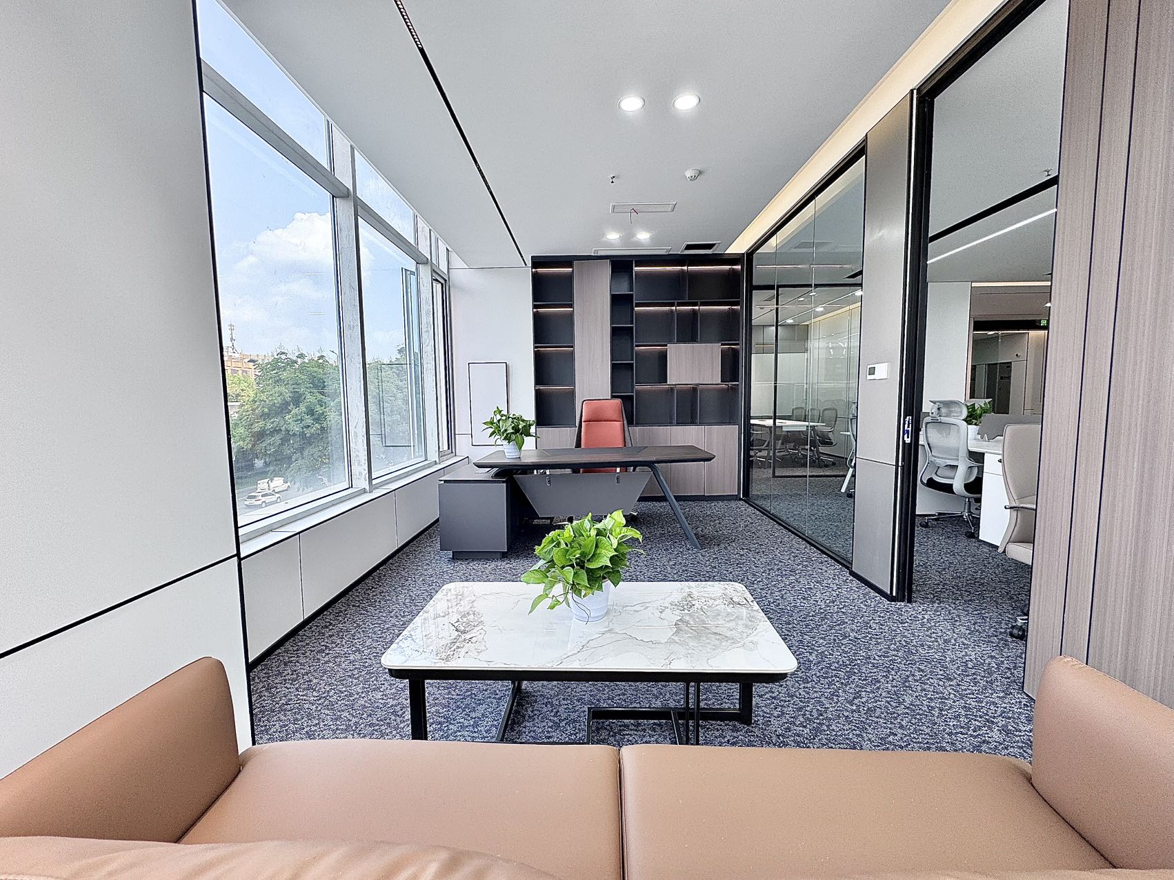 红牌楼地铁三四百米 服务面积338平 5隔间18工位 双面采光 24小时空调 精装带家具 鼎冠中心办公室出租