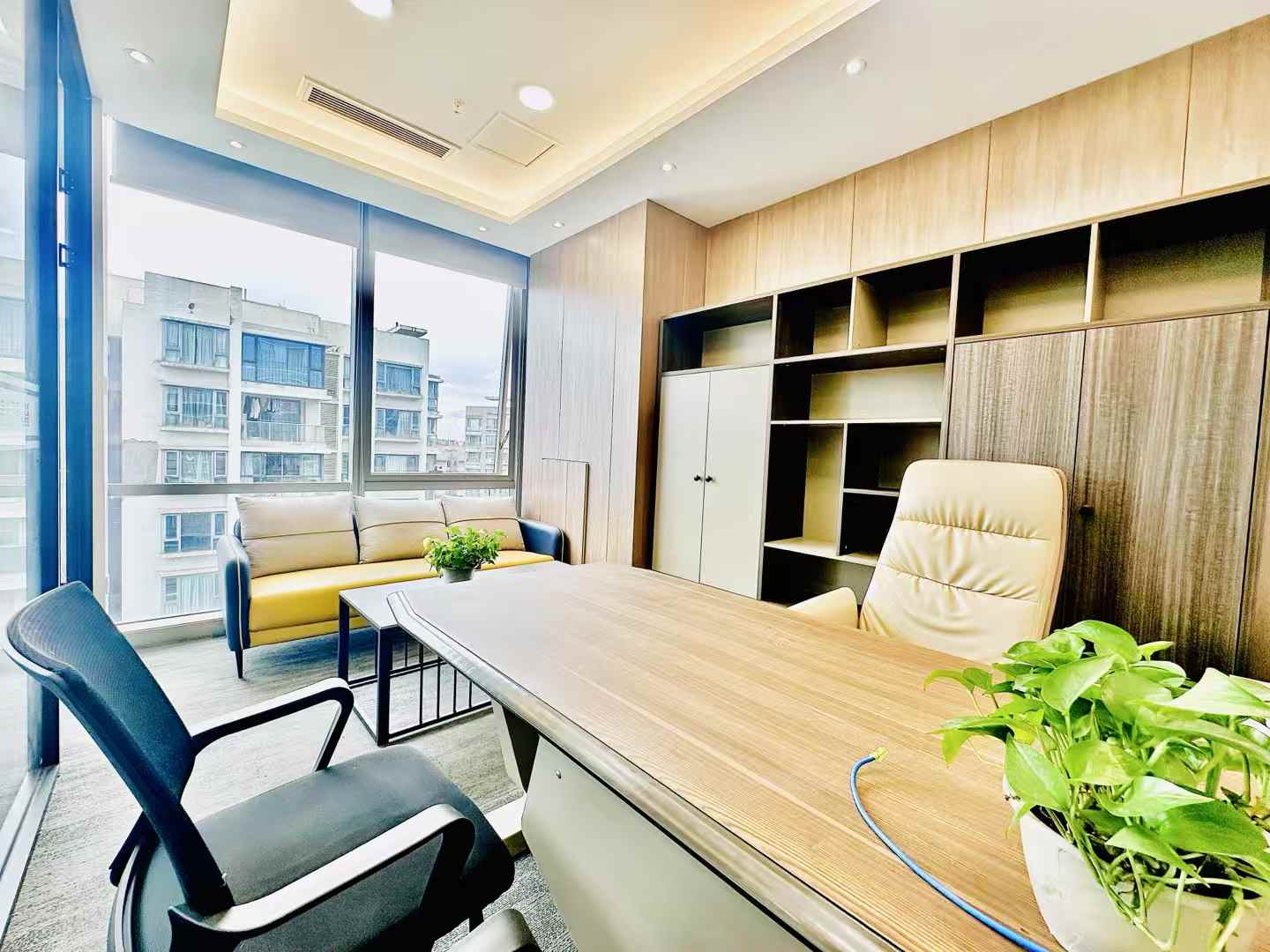 高新区高新地铁站四百米 公摊低利用率高 135平方 3隔间20工位 户型方正 24小时空调 含物业费 晶科1号办公室出租