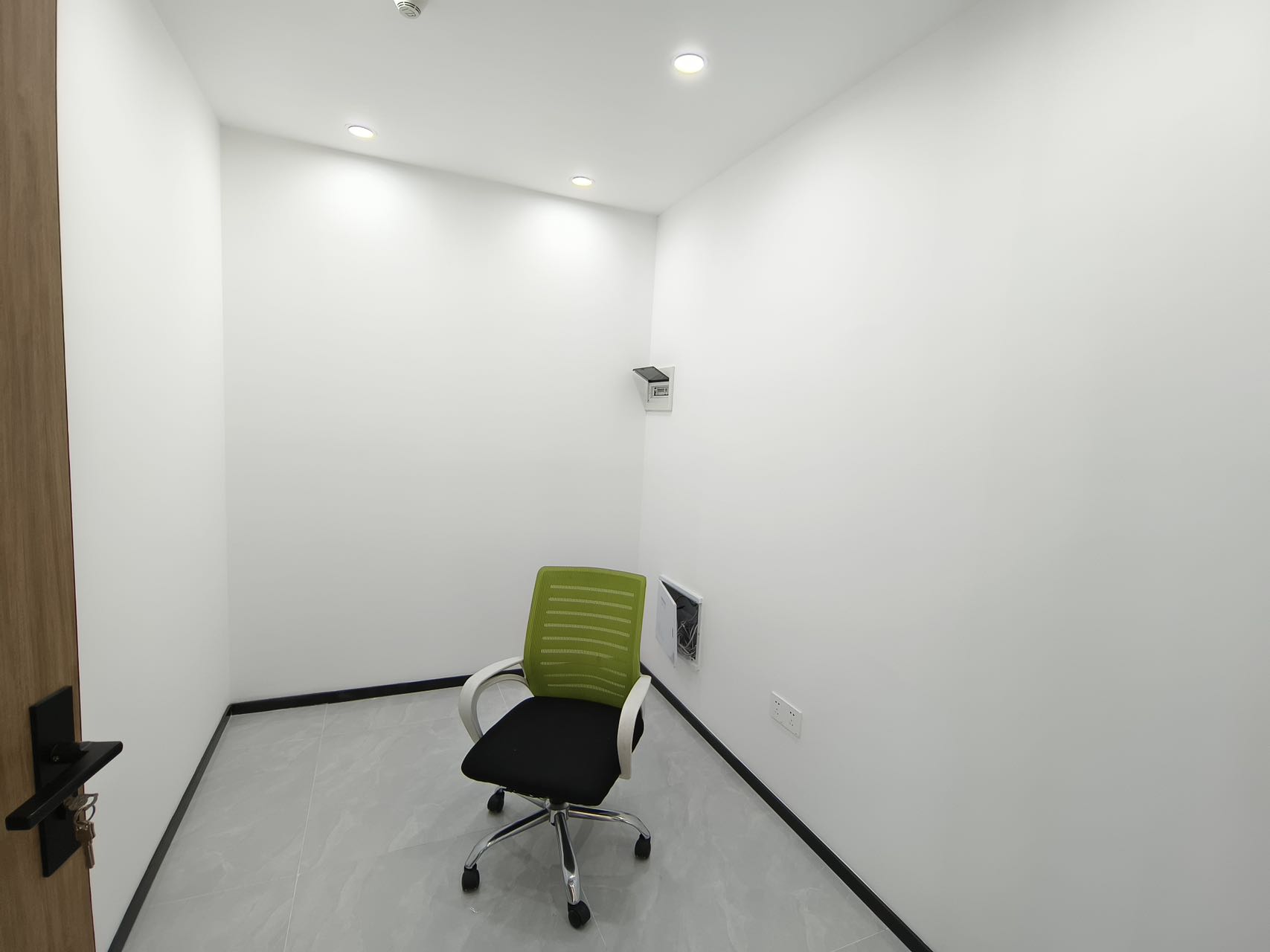 武侯区太平园地铁口 155平方 4隔间18工位带前台 无加时费 交通方便 下一站都市办公室出租