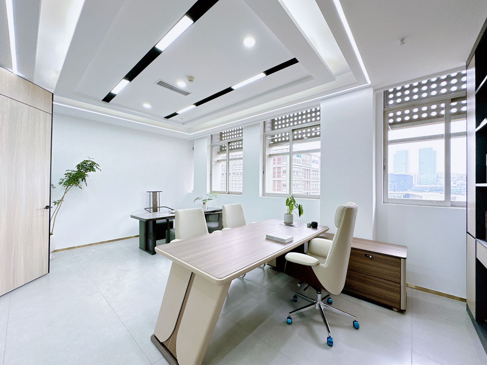 天府三街地铁口软件园B5精装大面积 140-150工位+6个隔间 精装带家具 户型方正 停车收费便宜 软件园办公室出租