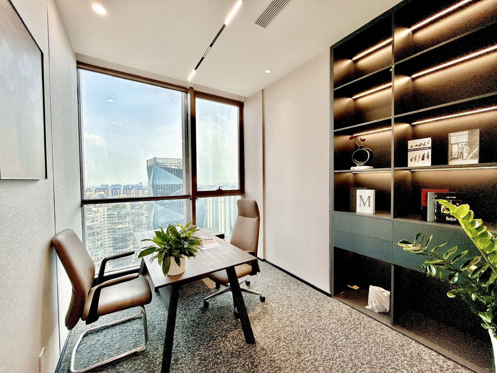 高新世纪城地铁口 面积518平 7隔间70工位 双面采光 双老板间 家具可调 东方希望天祥办公室出租