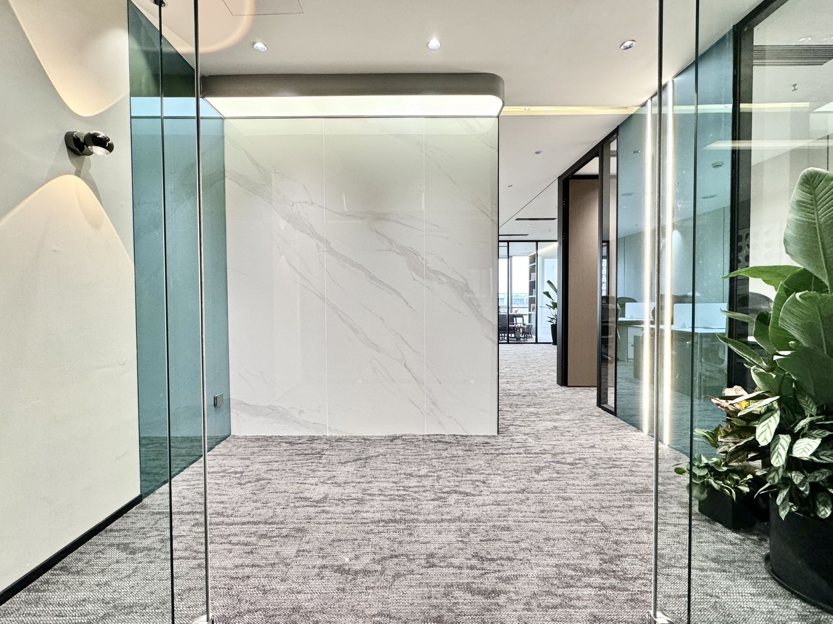 武侯区倪家桥/川大王望江校区地铁三四百米 3隔间14工位 精装带家具 户型方正 稀缺户型 保利中心办公室出租