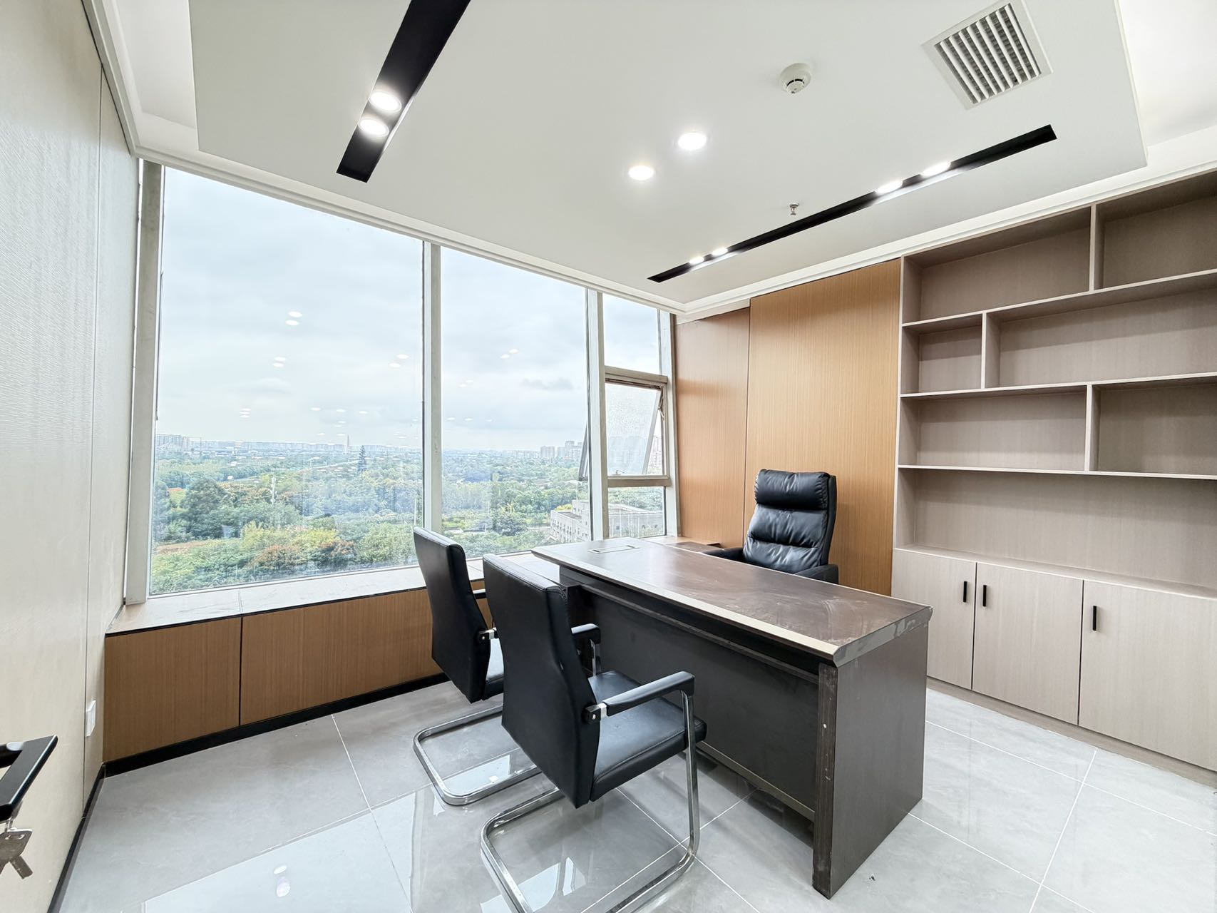 环球中心创业小面积出租 西区朝外 老板间视野巴适 2隔间12工位 按套含物费出租 办公室出租