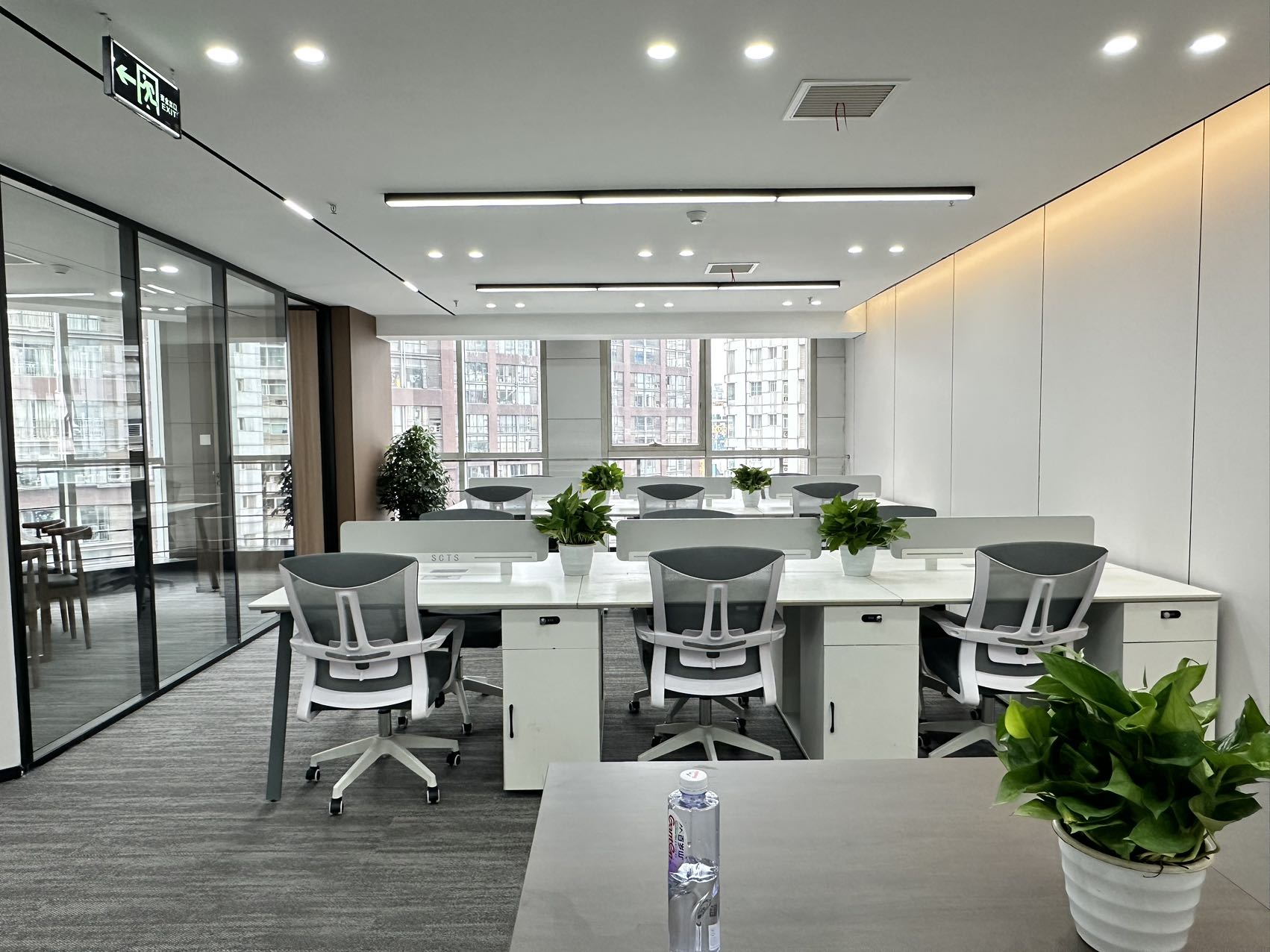 春熙路老牌甲级楼 153平方 3隔间18工位 核心地段 空调早8:30-晚24：00  无惧加班 时代广场办公室出租