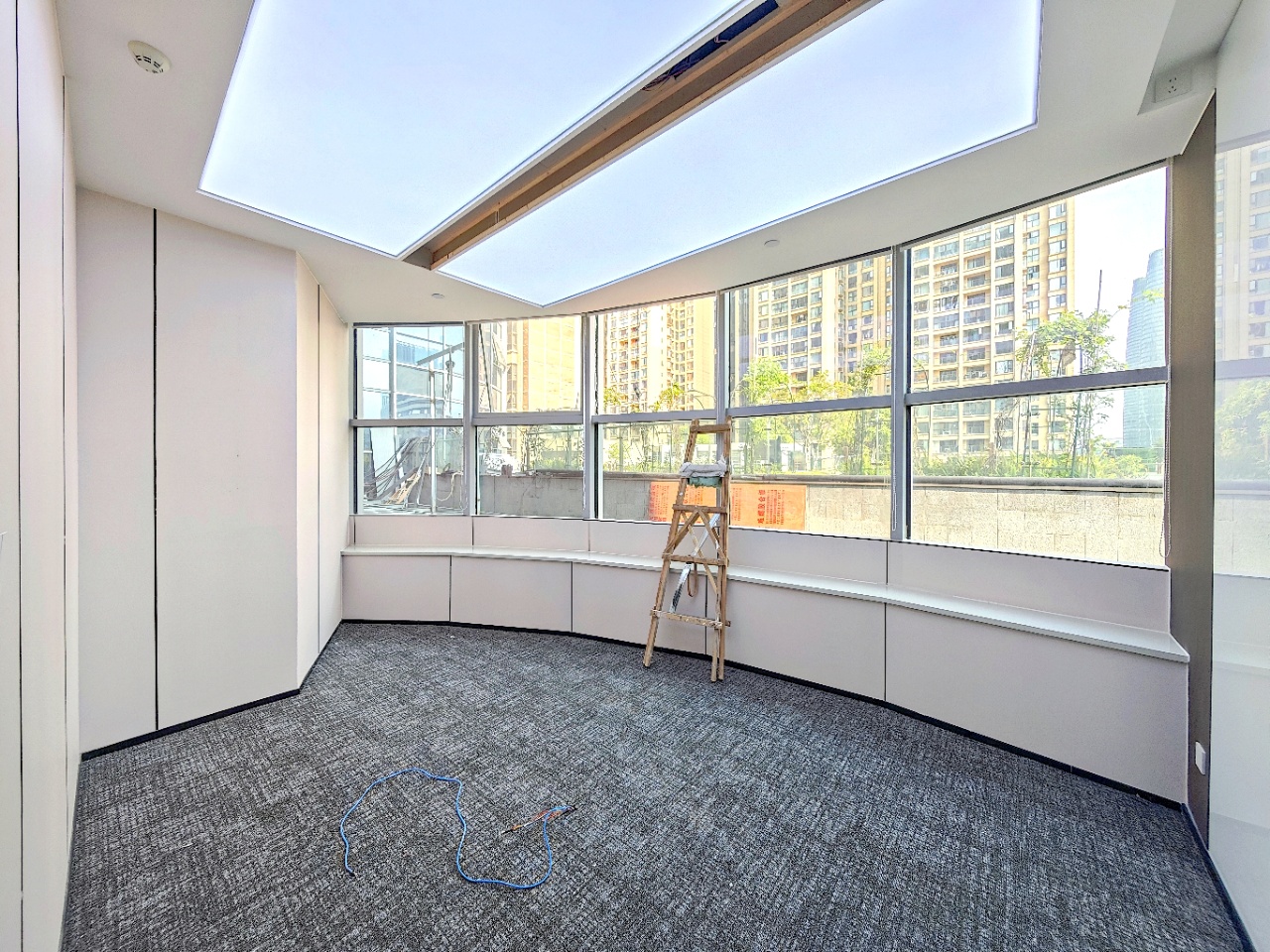 高新区核心CBD位置 孵化园地铁口 196平 4隔间16工位 双面采光 24小时空调含能耗 嘉润国金办公室出租