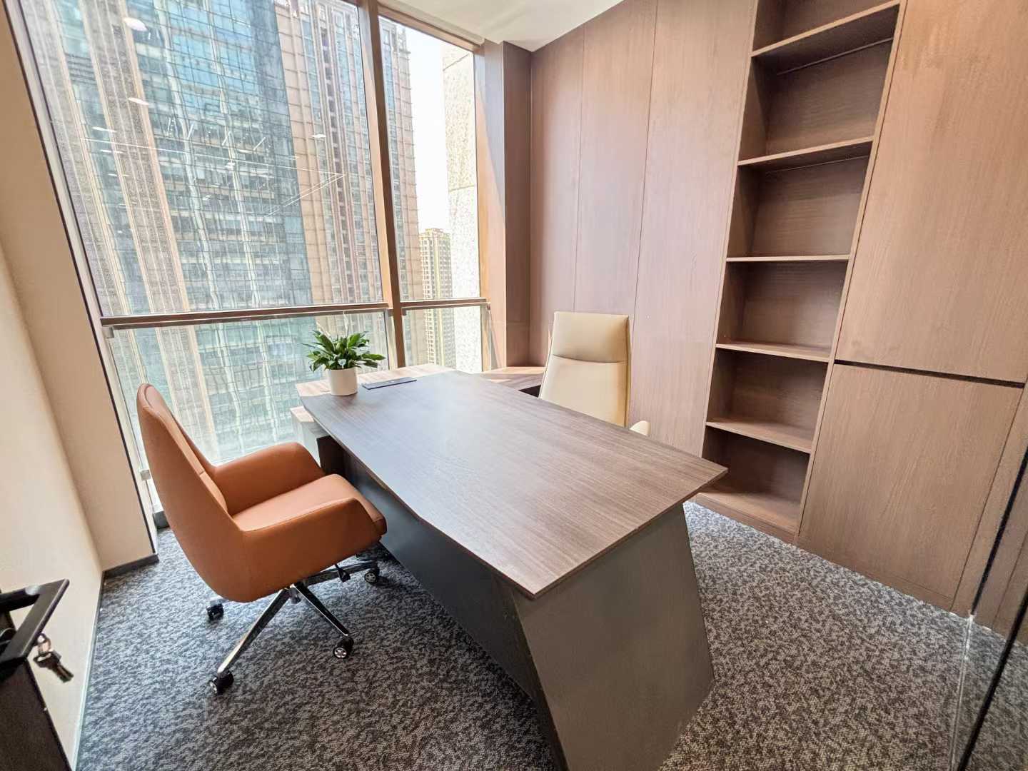 高新世纪城地铁口甲级楼盘 289平方 4隔间36工位 品质装修带家具 带入户显示屏 东方希望天祥办公室出租