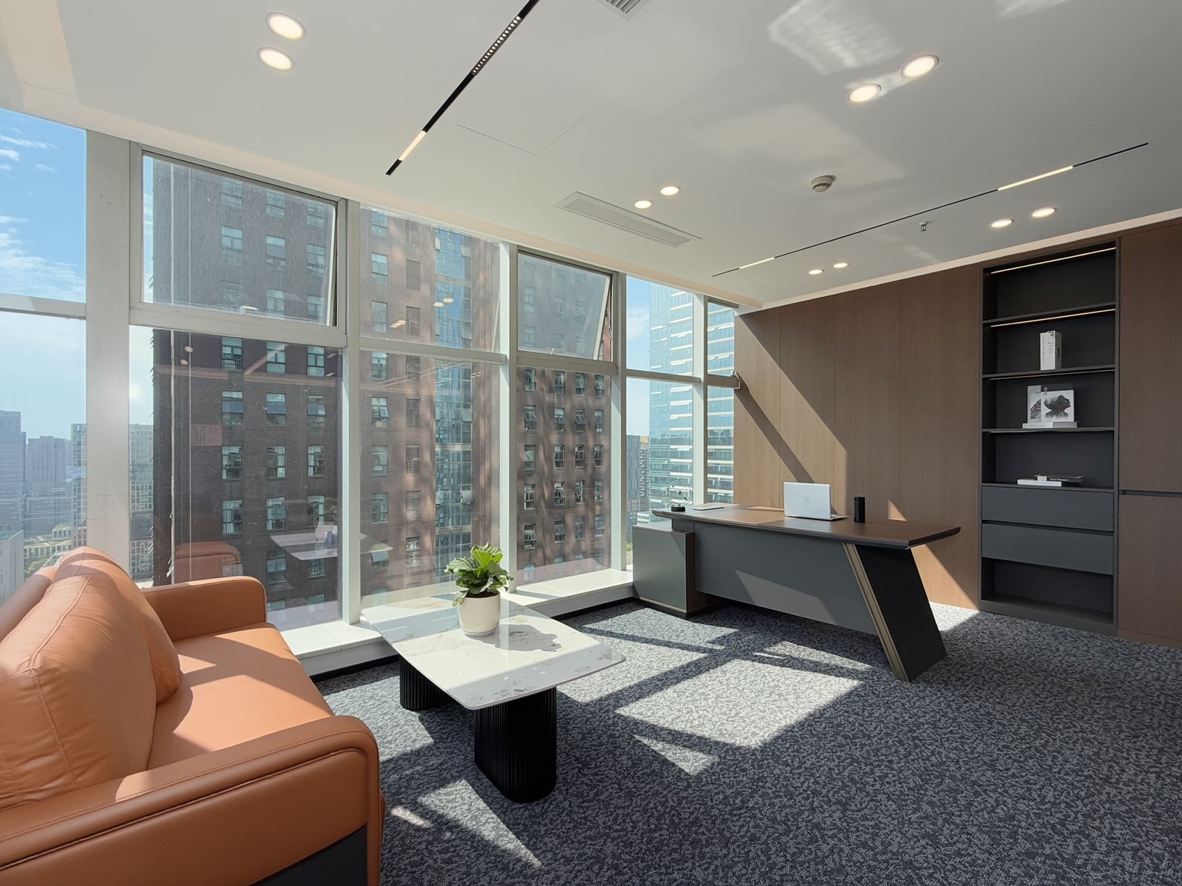 天府三街甲写精装电梯口好房 4隔间20工位 西南双面采光  视野和采光都非常巴适 香年广场办公室出租