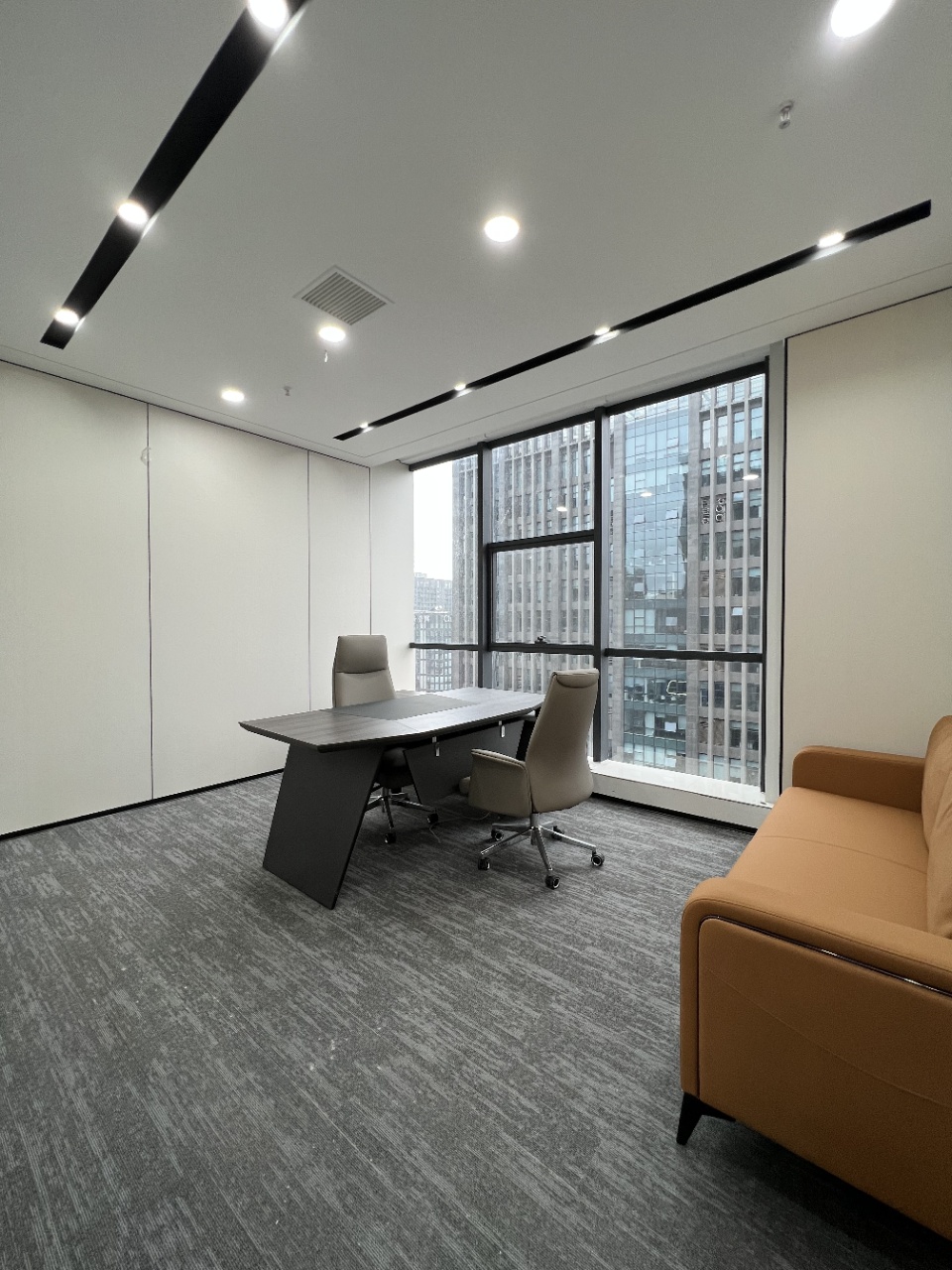 天府三街地铁口 24小时空调楼盘 225平方 4隔间24工位 正对电梯口 户型方正 新希望国际办公室出租