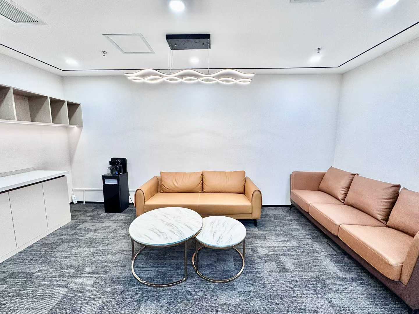 天府三街超甲写字楼 307平 6隔间30工位带机房 24小时空调 楼盘品质高 节能大厦办公室出租