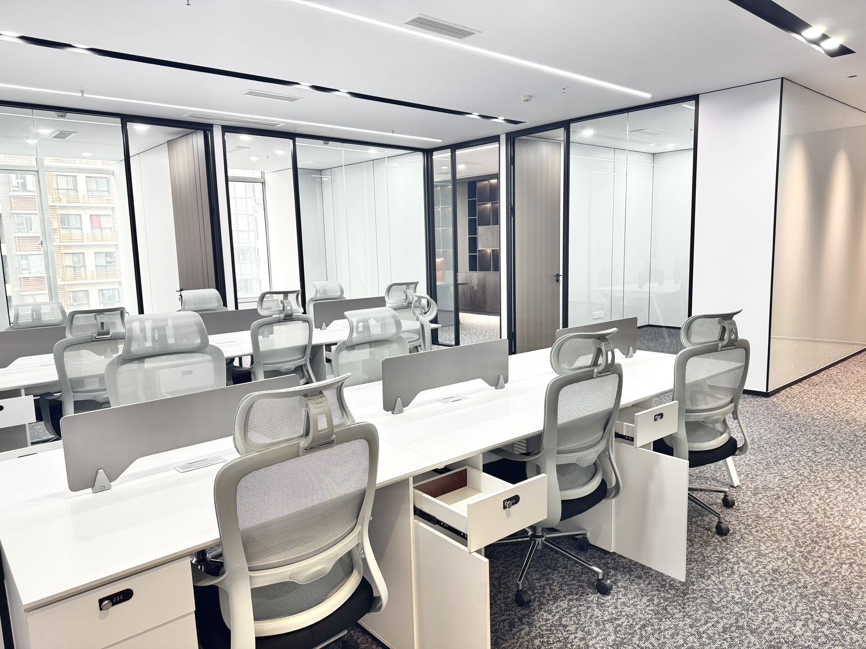 红牌楼地铁三四百米 247平方 4隔间18工位 户型方正 精装带家具 价格含税 鼎冠中心办公室出租