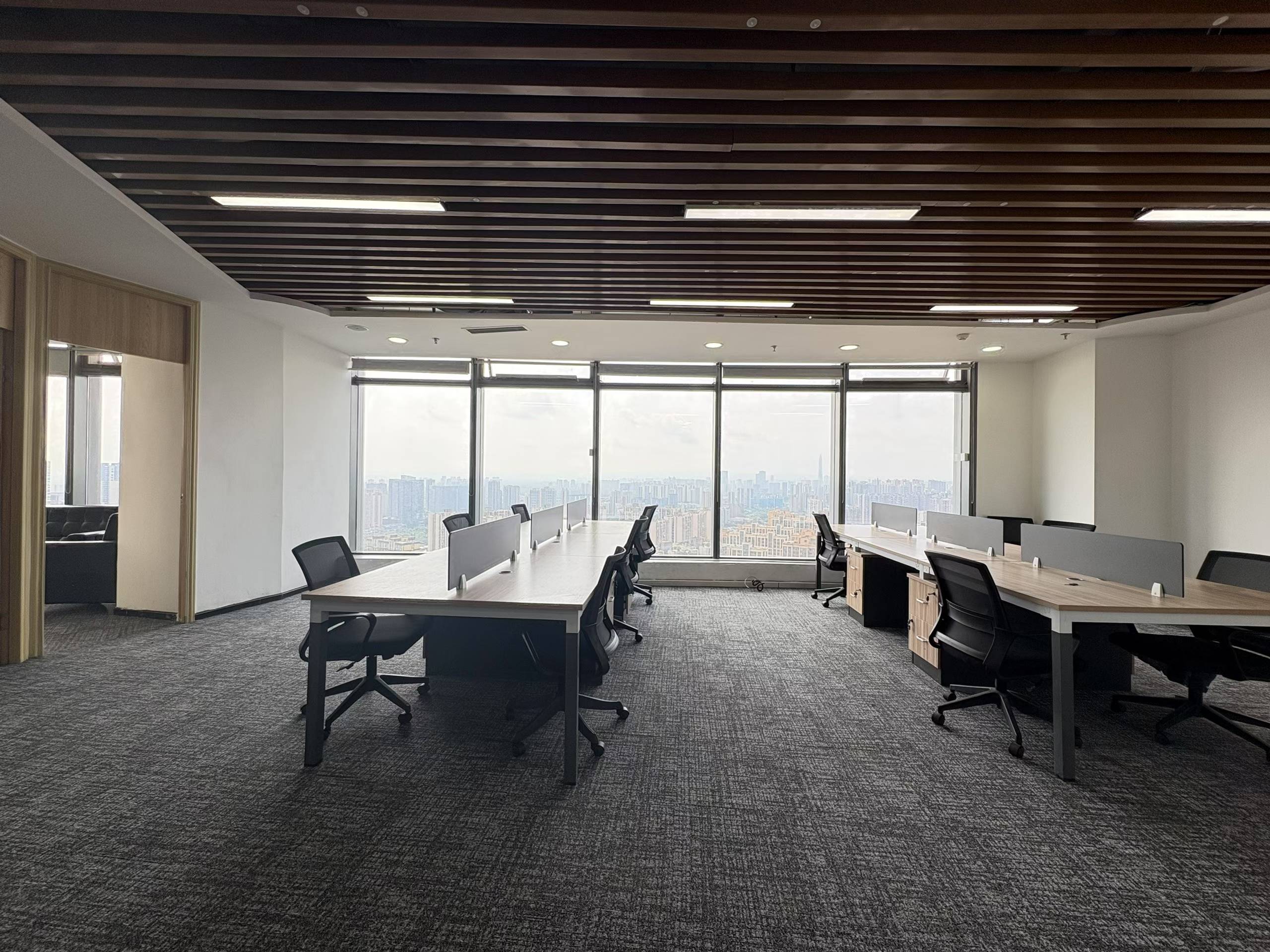 成华区杉板桥地铁几百米 188平 3隔间24工位 正对电梯口 采光面大 多弗国际办公室出租