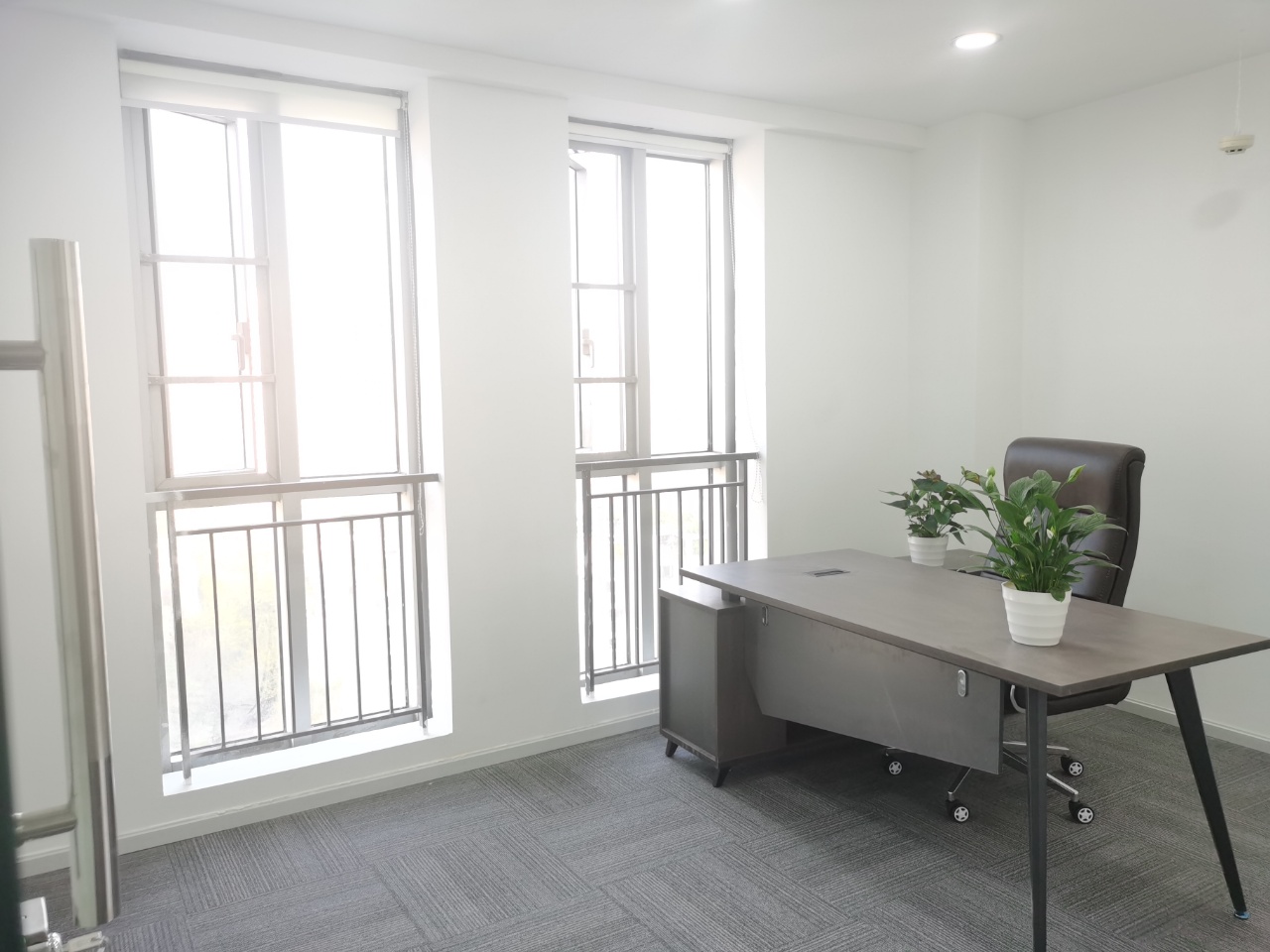 青羊区东坡路地铁口 135平方 3隔间12工位 报价含物业费 拎包入住 优诺国际办公室出租