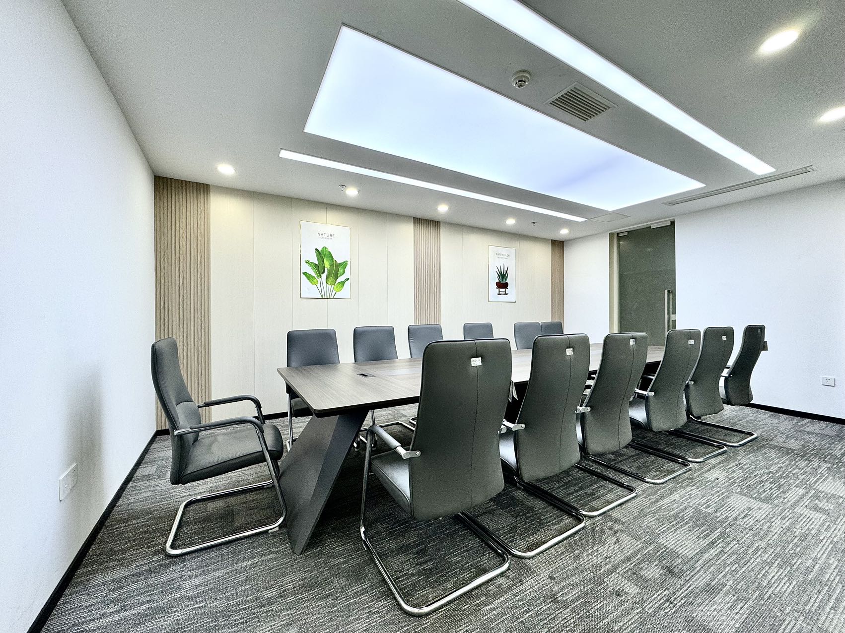 武侯区桐梓林地铁口 409平大面积 7隔间40工位带前台和接待区 户型方正 大老板间 新希望大厦办公室出租