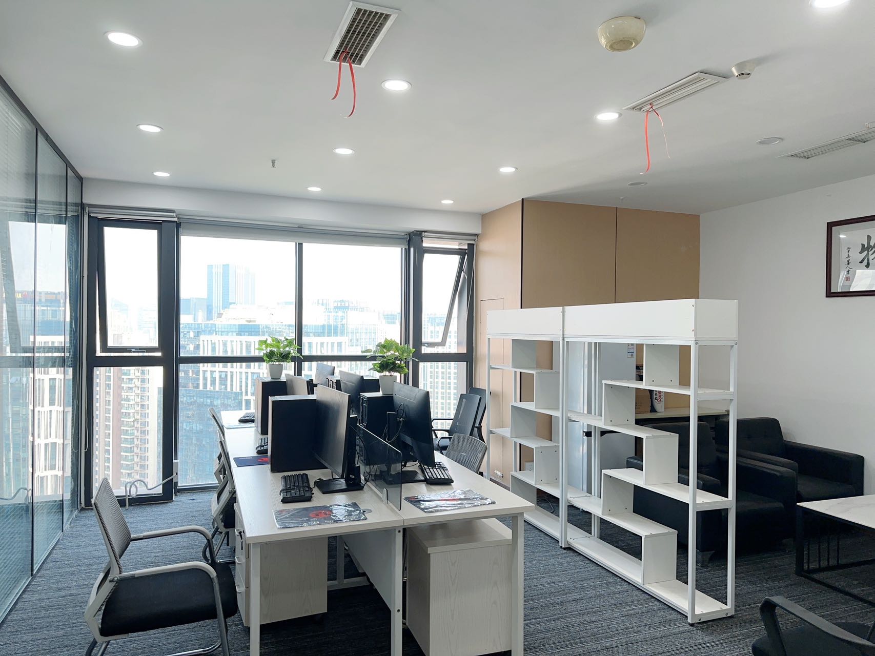 天府一街精装小户型 按套出租 2隔间12工位 7000含物业费 24小时空调 报价含物业费 大气前台 智地哥谭办公室出租