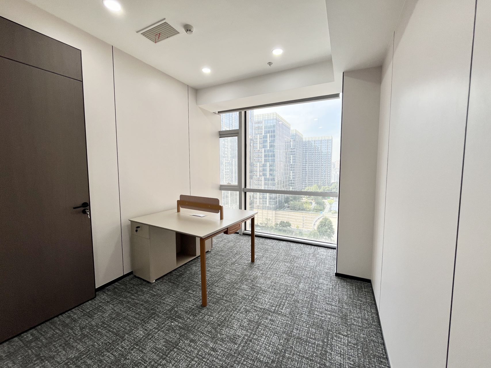 孵化园新出139平户型 3隔间12工位 出地铁就是 无惧风雨 24小时空调 物业含能耗 嘉润国金中心办公室出租