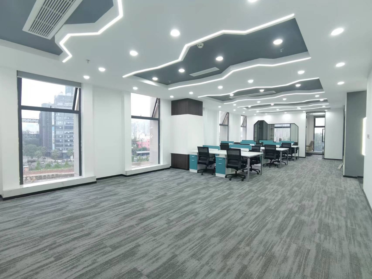 锦江区金石路地铁口按套出租 3隔间34工位 双面采光 无加时费 拎包入住 新希望中鼎国际办公室出租