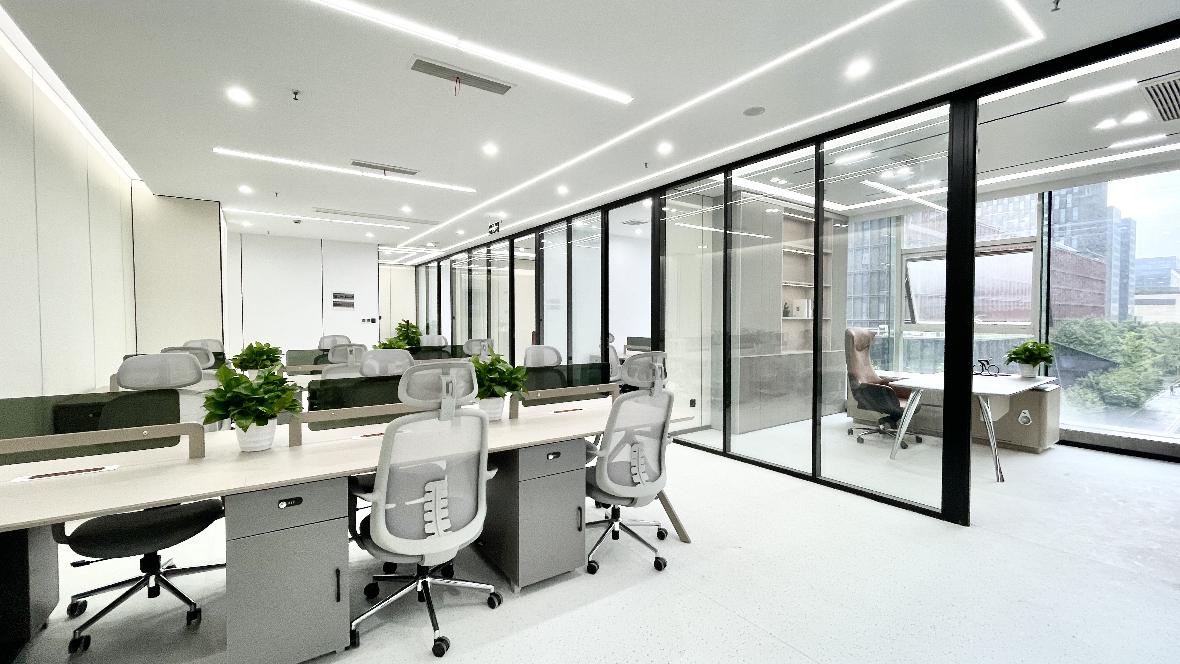 金融城市一医院地铁五六百米 234平 4隔间16工位 双面采光 24小时空调 带共享配套 天府新谷办公室出租