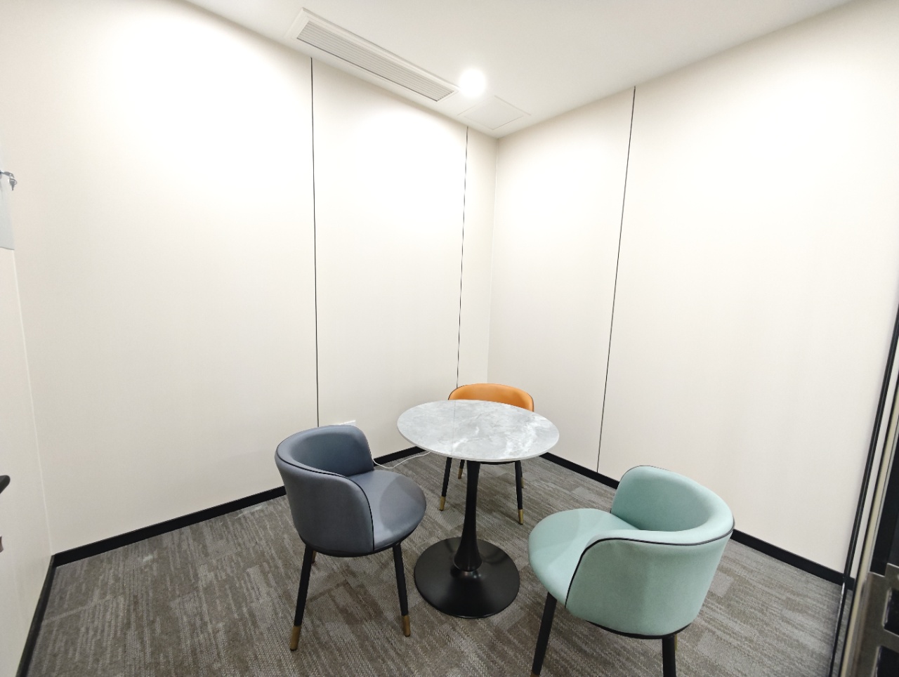 青羊区青羊宫地铁口 235.85平方 4隔间24工位 双面采光 整层打造 户型方正 西南朝向 浣花香大厦办公室出租