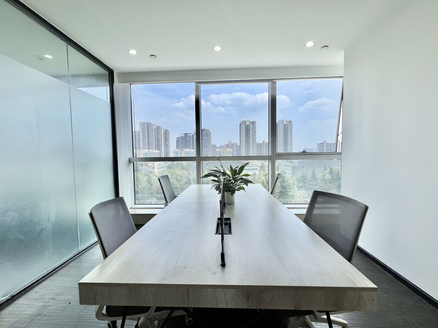 天府三街地铁两三百米 双面采光户型 238平方 1隔间30工位 可以价格见 带展柜 希顿国际广场C座办公室出租