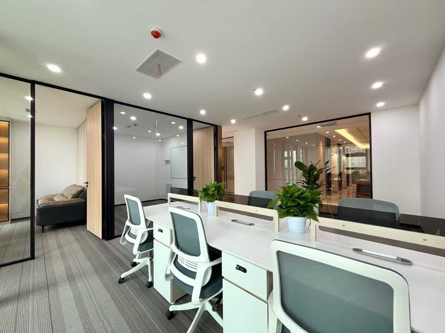 高新中和版块 6号线张家寺地铁口 服务面积148平 3隔间12工位 电梯口 适合创业/办事处 香榭国际办公室出租