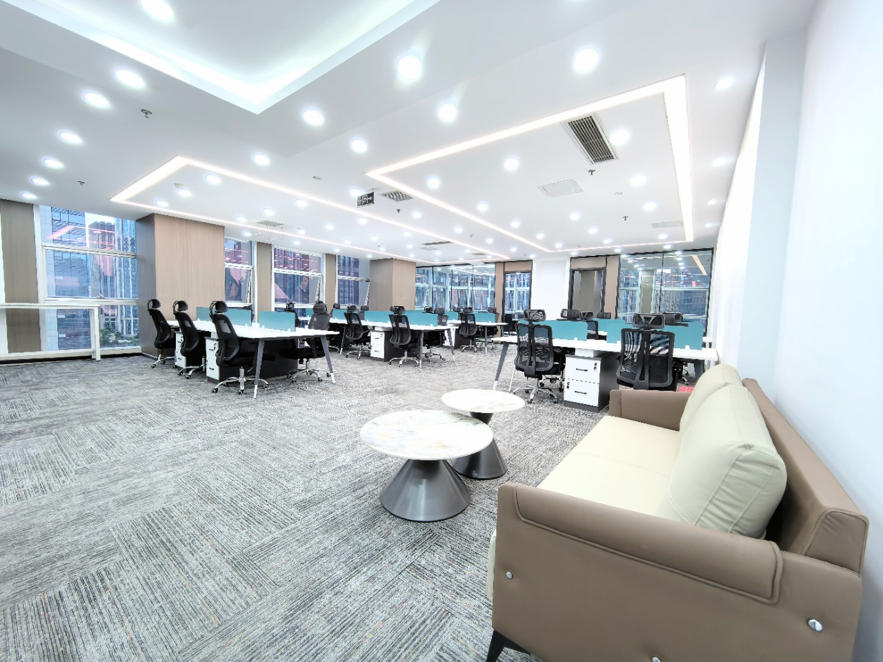 天府三街超甲双面采光优质户型 310平 5隔间30工位 含物业费 超甲楼盘 节能大厦办公室出租