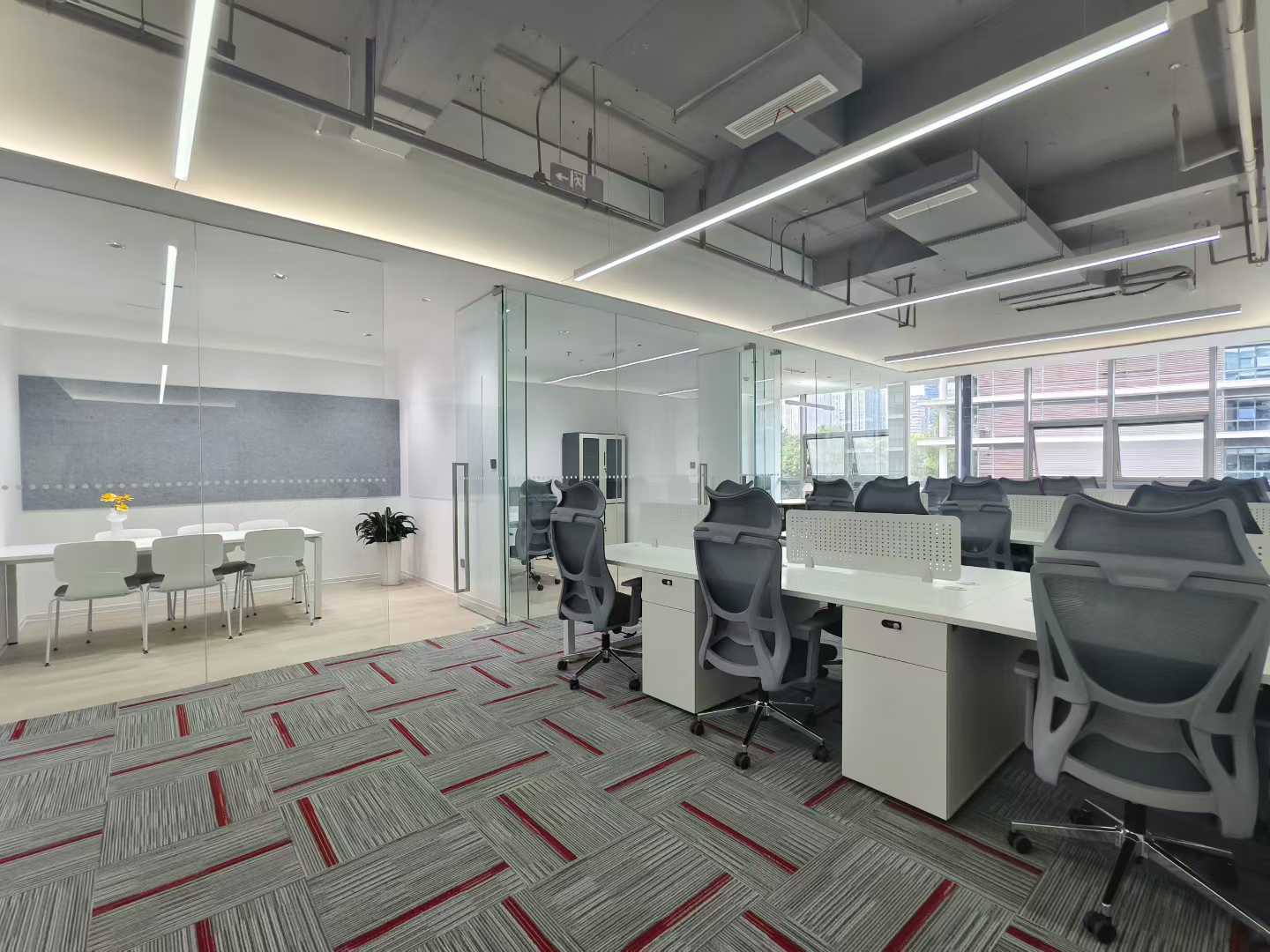 高新区园区办公户型 服务面积348平方 5隔间30工位 带家具 报价含物业费 大气前厅 软件园C区办公室出租