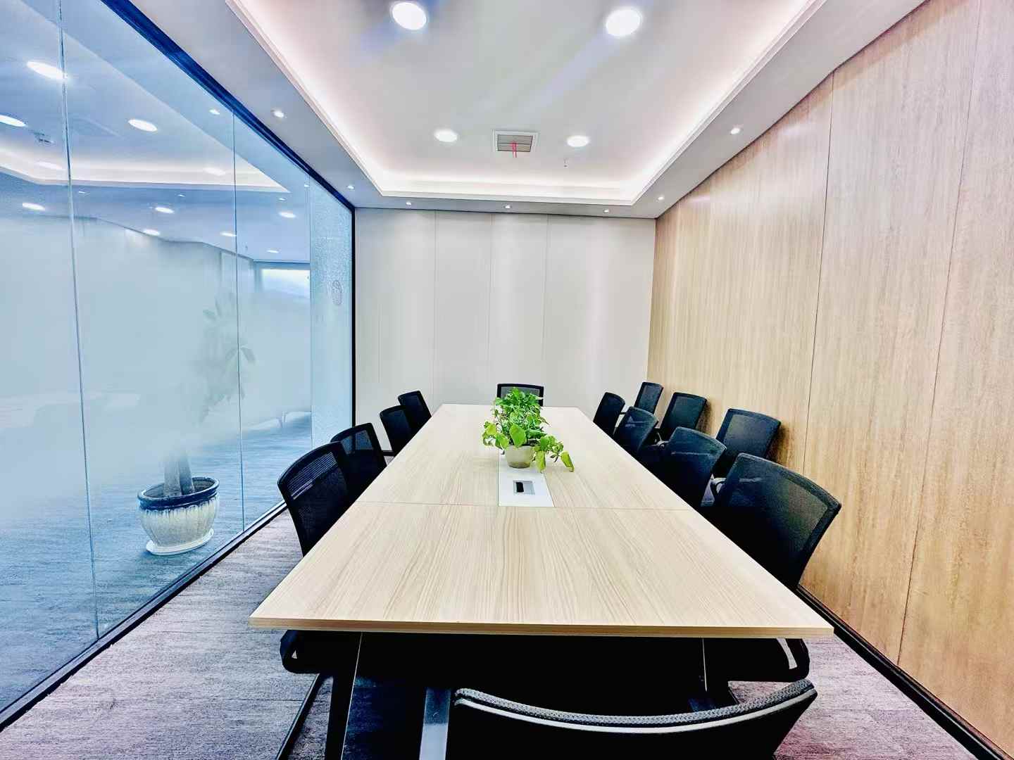 高新区高新地铁站四百米 公摊低利用率高 135平方 3隔间20工位 户型方正 24小时空调 含物业费 晶科1号办公室出租