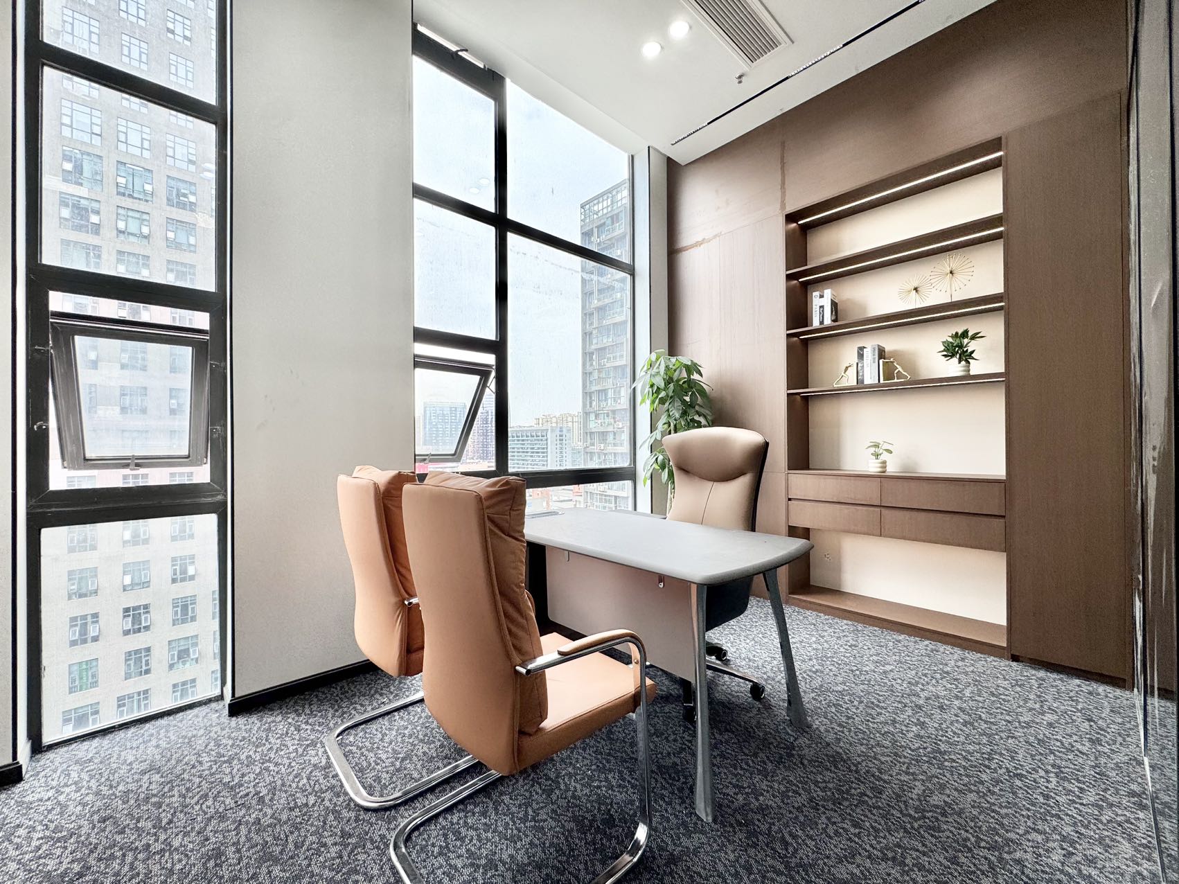 天府三街创业小户型 2隔间12工位 精装带家具 挑高3.5米不压抑 24小时空调 含物业费 峰汇中心办公室出租