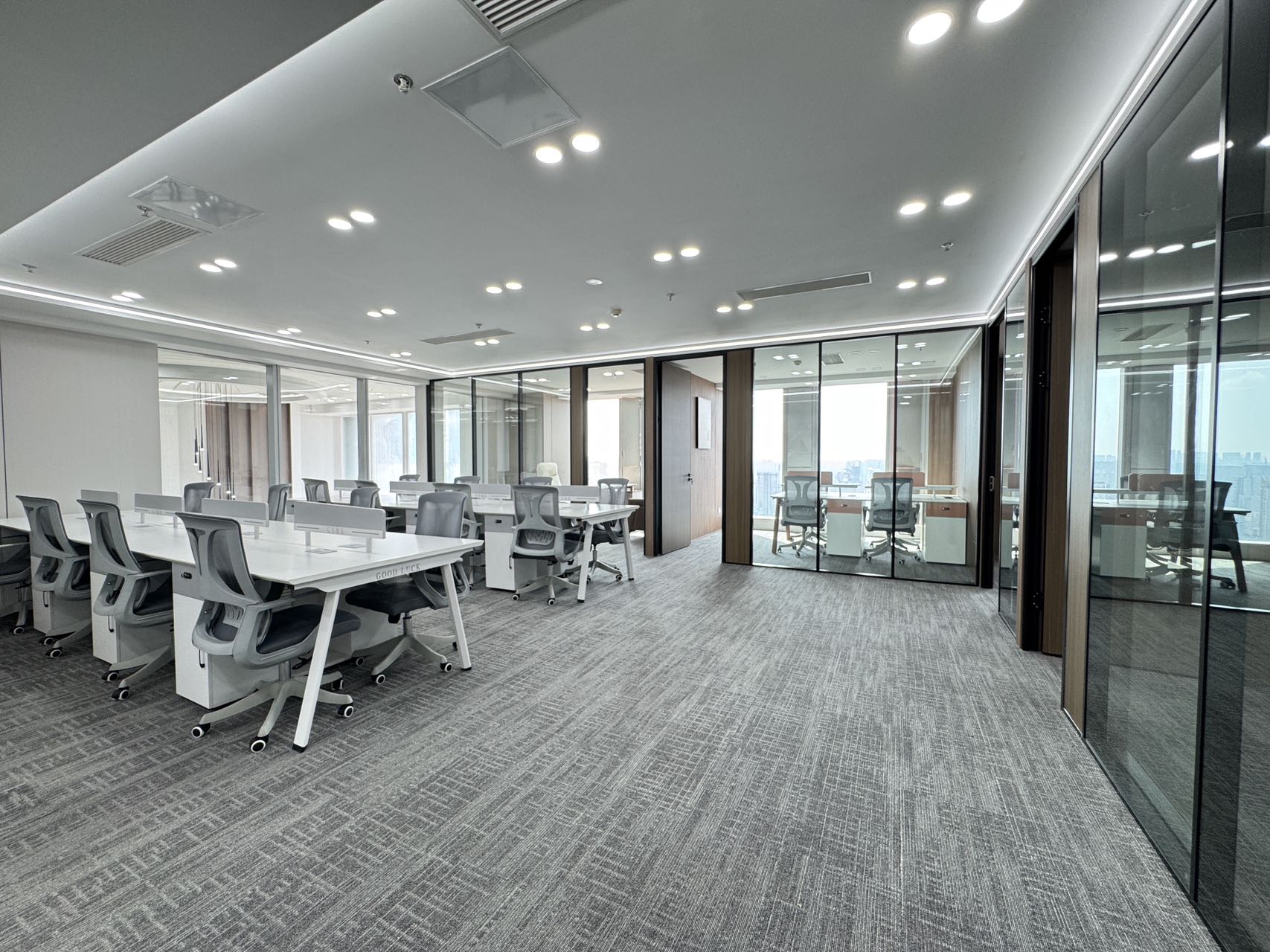 市中心春熙路地铁口 285平方 5隔间20工位 精装带家具 繁华地段 工区24小时空调 银石广场办公室出租