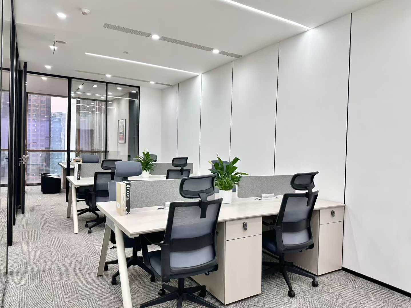 高新区地铁口精装创业小户型 2隔间12工位甲写楼盘 报价9800含物业费 价格可谈 业主直租 东方希望天祥办公室出租