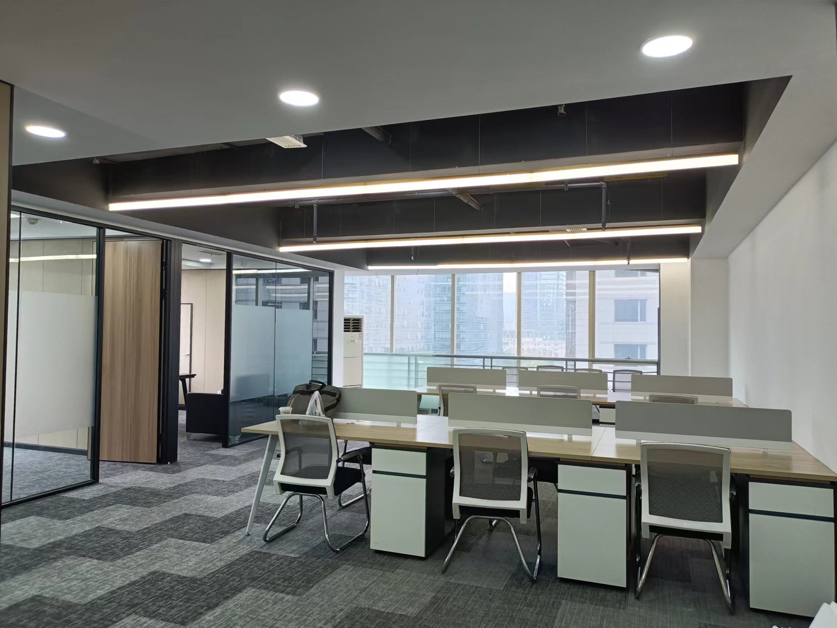 锦江区东门大桥地铁口 双面采光 168平 3隔间24人活着2隔间40工位 无加时费 东方广场办公室出租