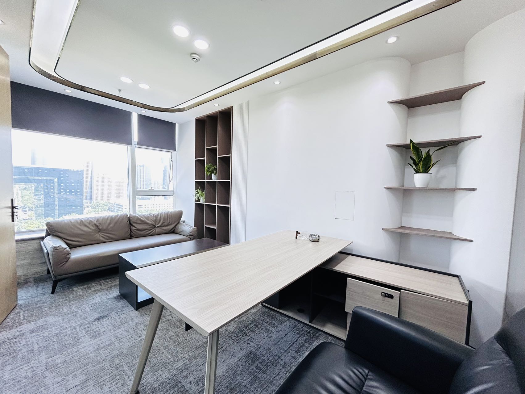 高新区环球中心办公室 按套出租 6隔间18工位 北区朝外 视野开阔 报价含物业费 精装带家具