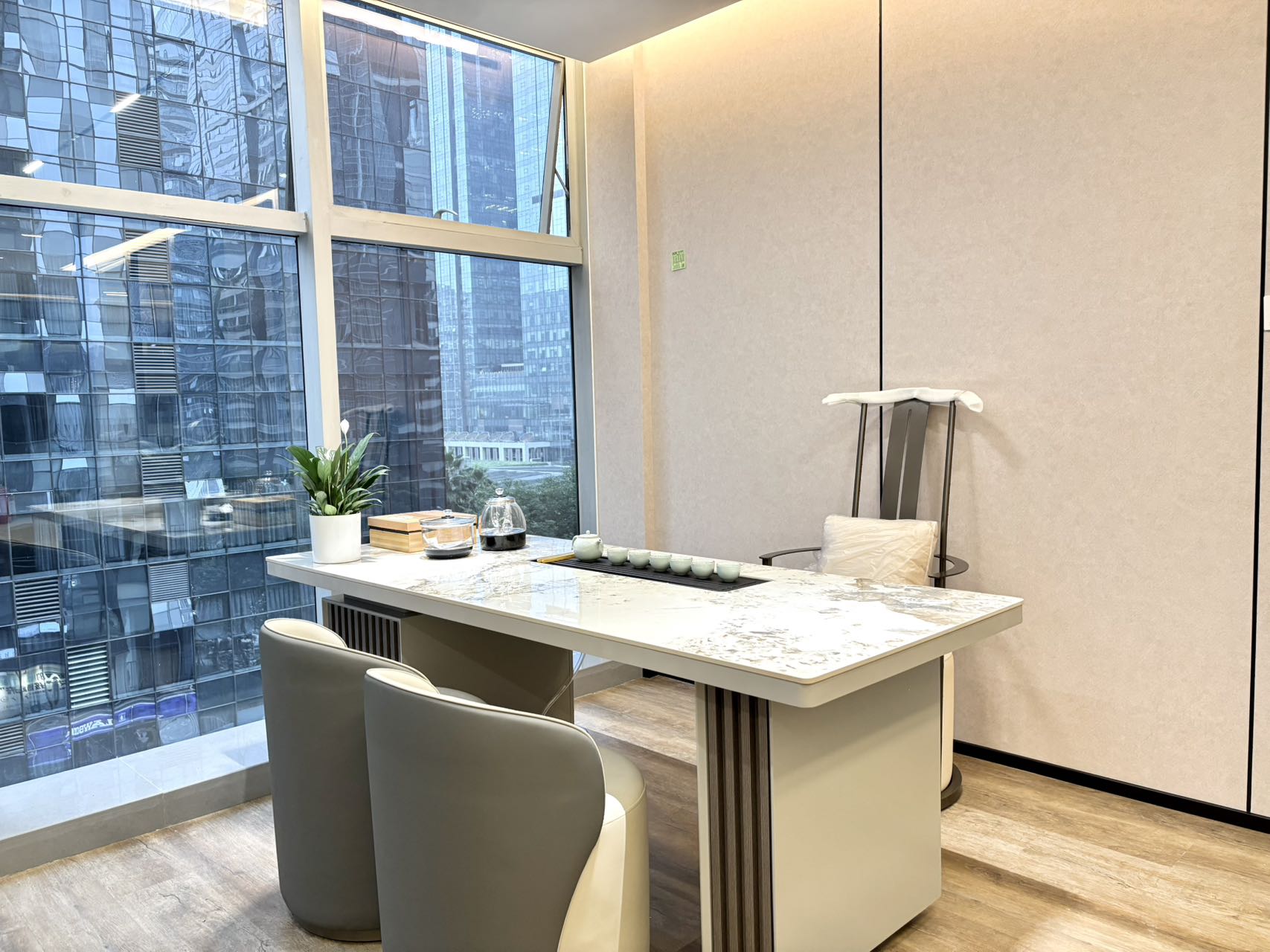 天府三街甲级精装电梯口房源 183平方 3隔间16工位 户型方正 接待装修风格 香年广场办公室出租