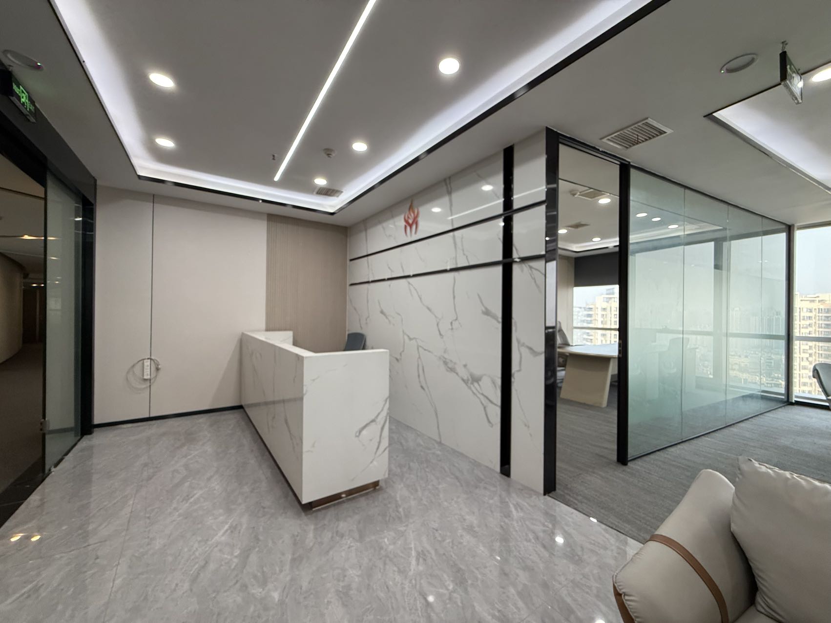 市中心2号线东门大桥甲写精装房源 5隔间30工位 带家具 视野巴适+前台 明宇金融广场办公室出租