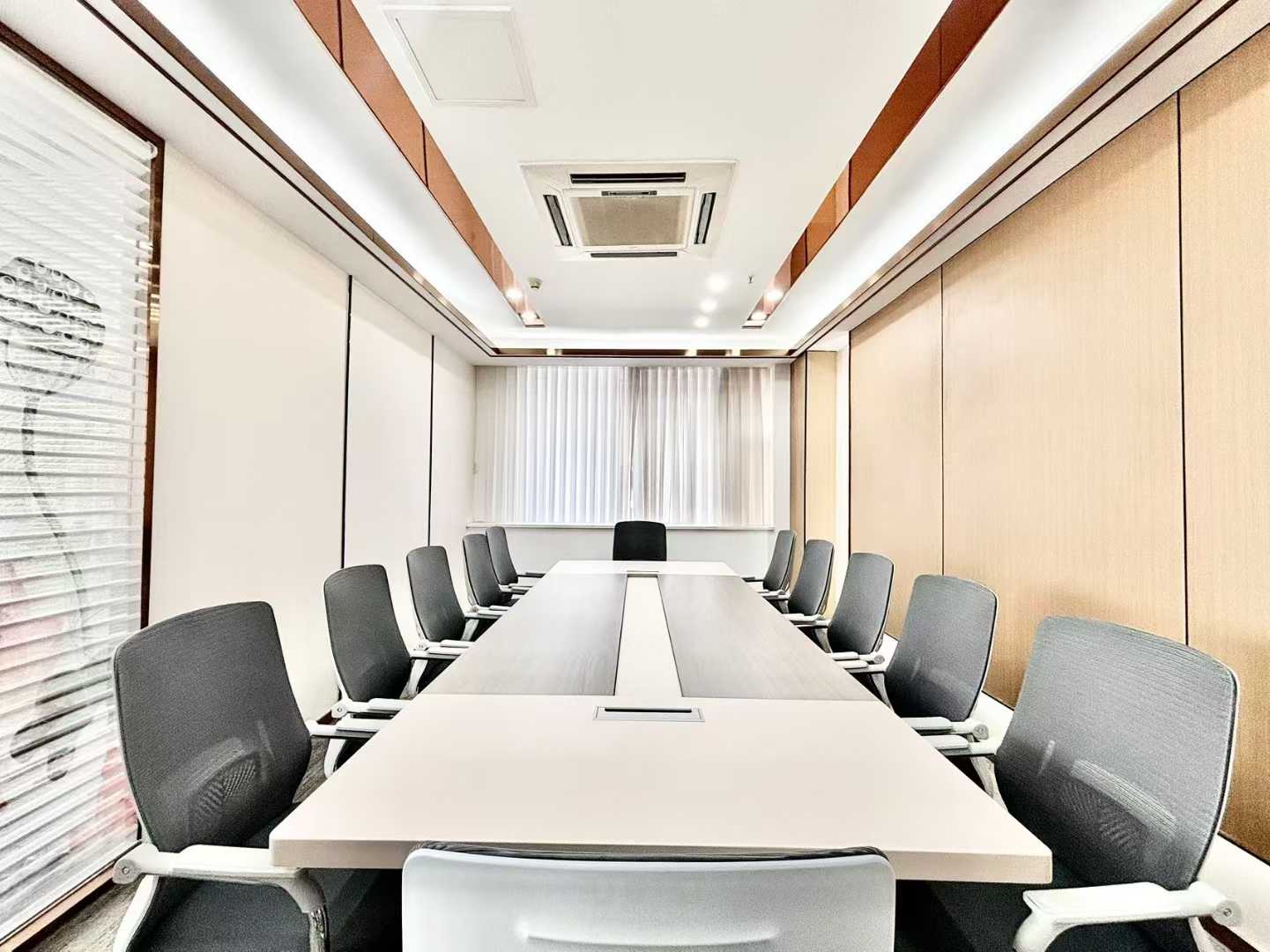 孵化园三地铁线交汇地铁口 服务面积280平方 5隔间30工位 精装带家具 24小时空调 奥克斯广场办公室出租