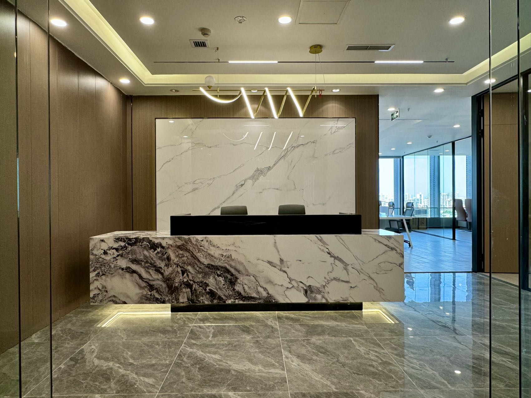 东大路地铁口超甲楼宇 电梯口 199平方 3隔间20工位 高区视野巴适 带家具 环球都汇办公室出租