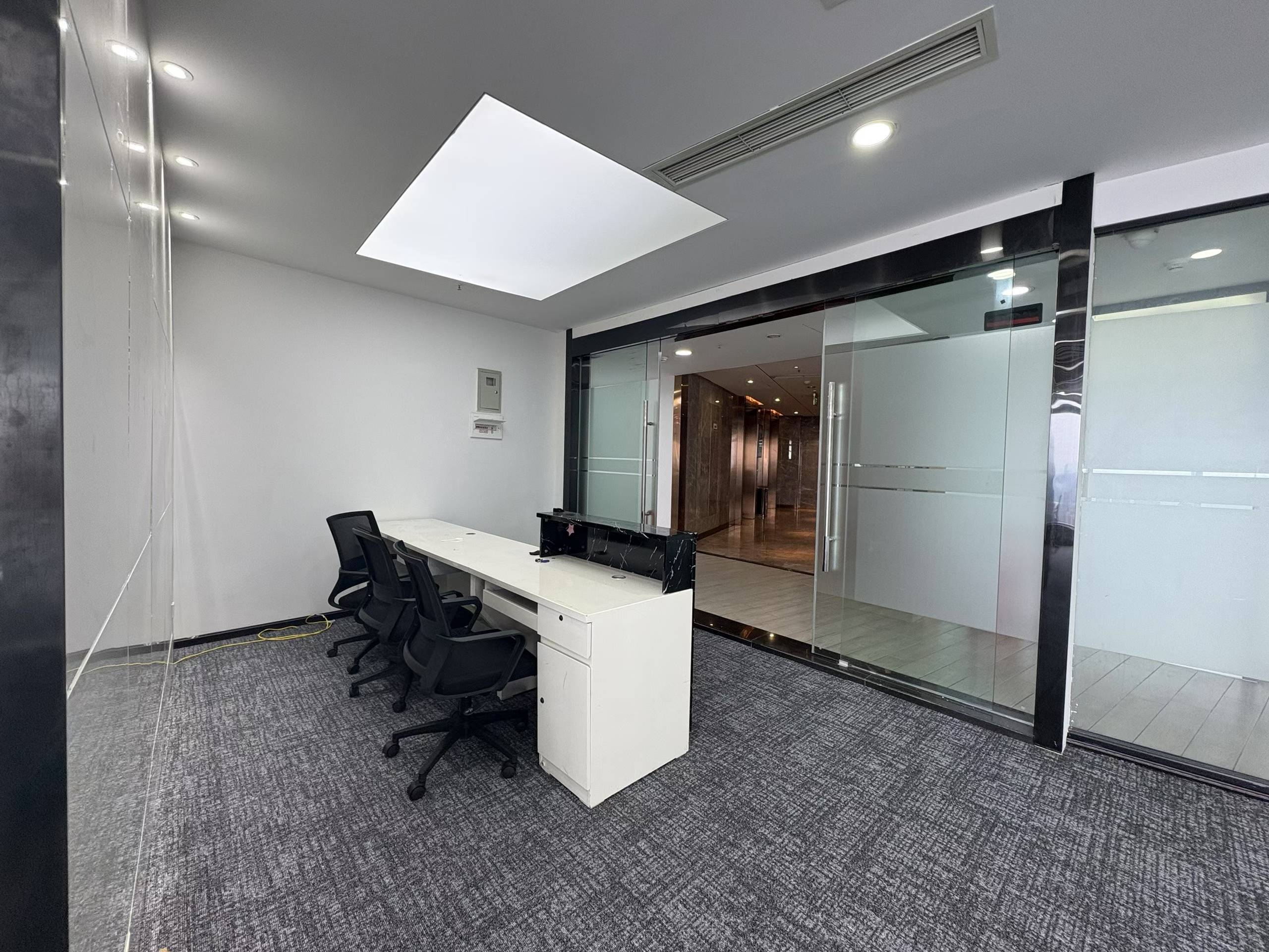 成华区杉板桥地铁几百米 188平 3隔间24工位 正对电梯口 采光面大 多弗国际办公室出租