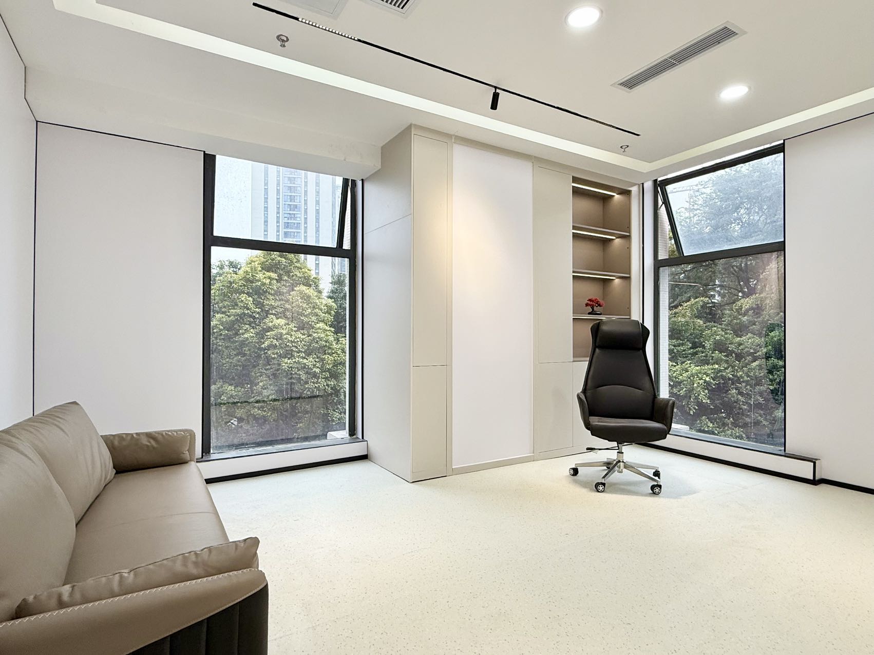 南边6号线金石路地铁口 优质双面采光 336平 6隔间24工位 24小时空调 报价特价含物业 中鼎国际办公室出租