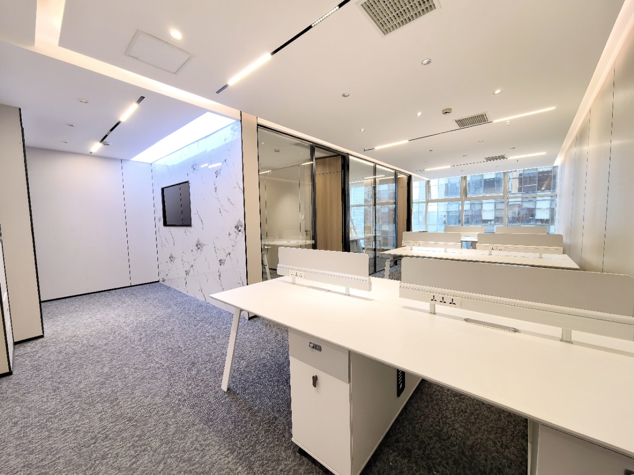 天府三街甲级楼盘稀缺小面积 2隔间12工位 特价7888元含物业费出租 带家具 香年广场办公室出租