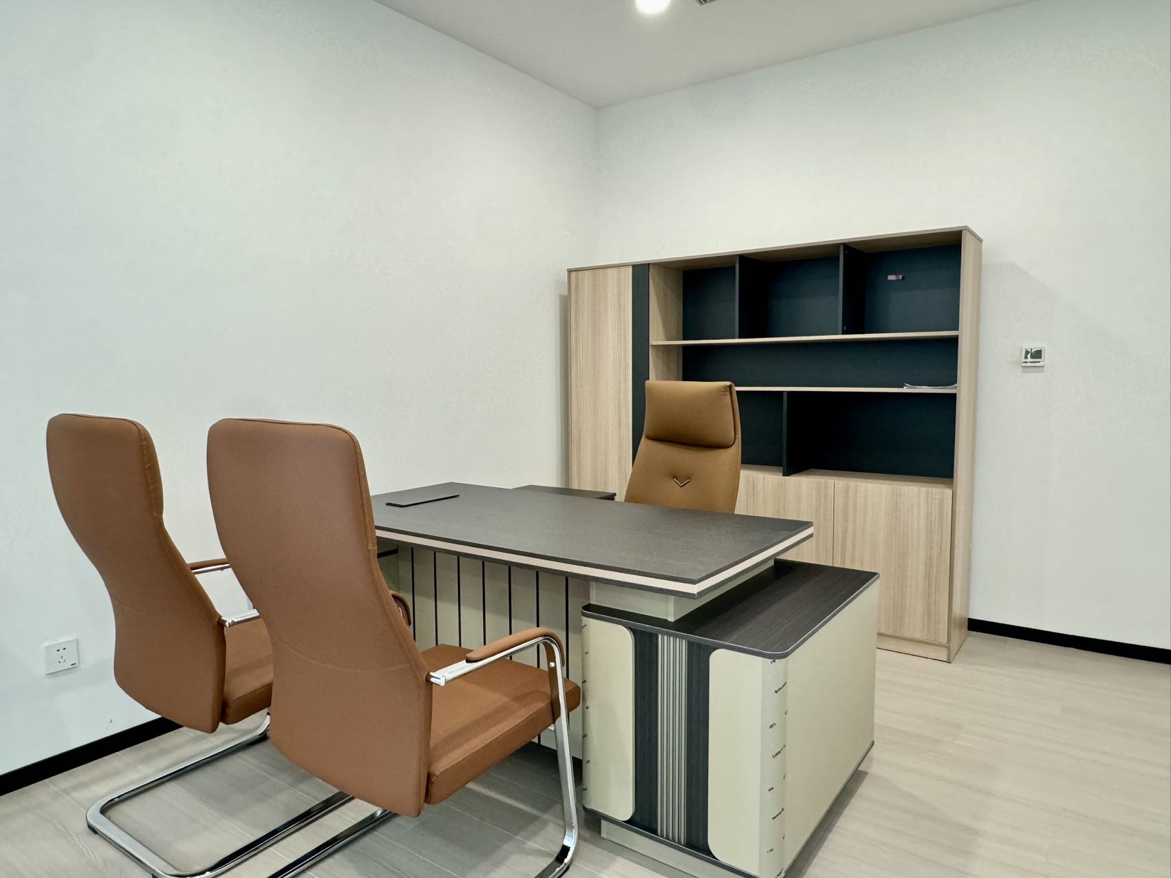 东大路地铁口超甲楼宇 电梯口 199平方 3隔间20工位 高区视野巴适 带家具 环球都汇办公室出租