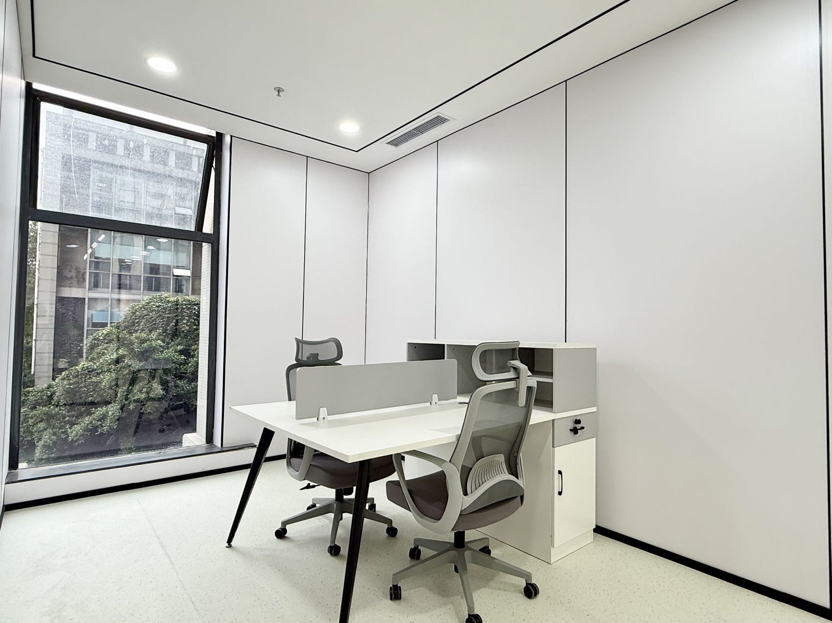 南边6号线金石路地铁口 优质双面采光 336平 6隔间24工位 24小时空调 报价特价含物业 中鼎国际办公室出租