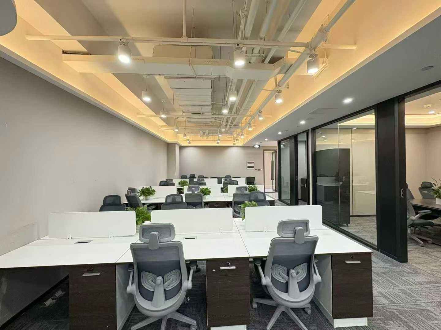 大源板块甲级楼盘精装出租 3隔间20工位 限时特价 价格带家具 高区视野巴适 复城国际T1办公室出租